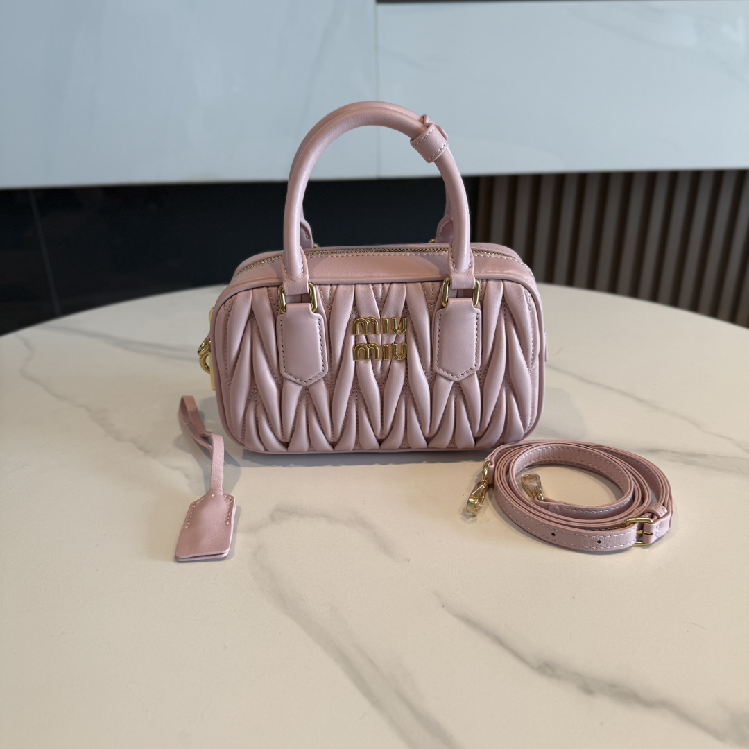P780 MiuMi* bolso bowling cuadrado pequeño vintage de piel de cordero con textura | ¡Los bolsos pequeños son geniales! …