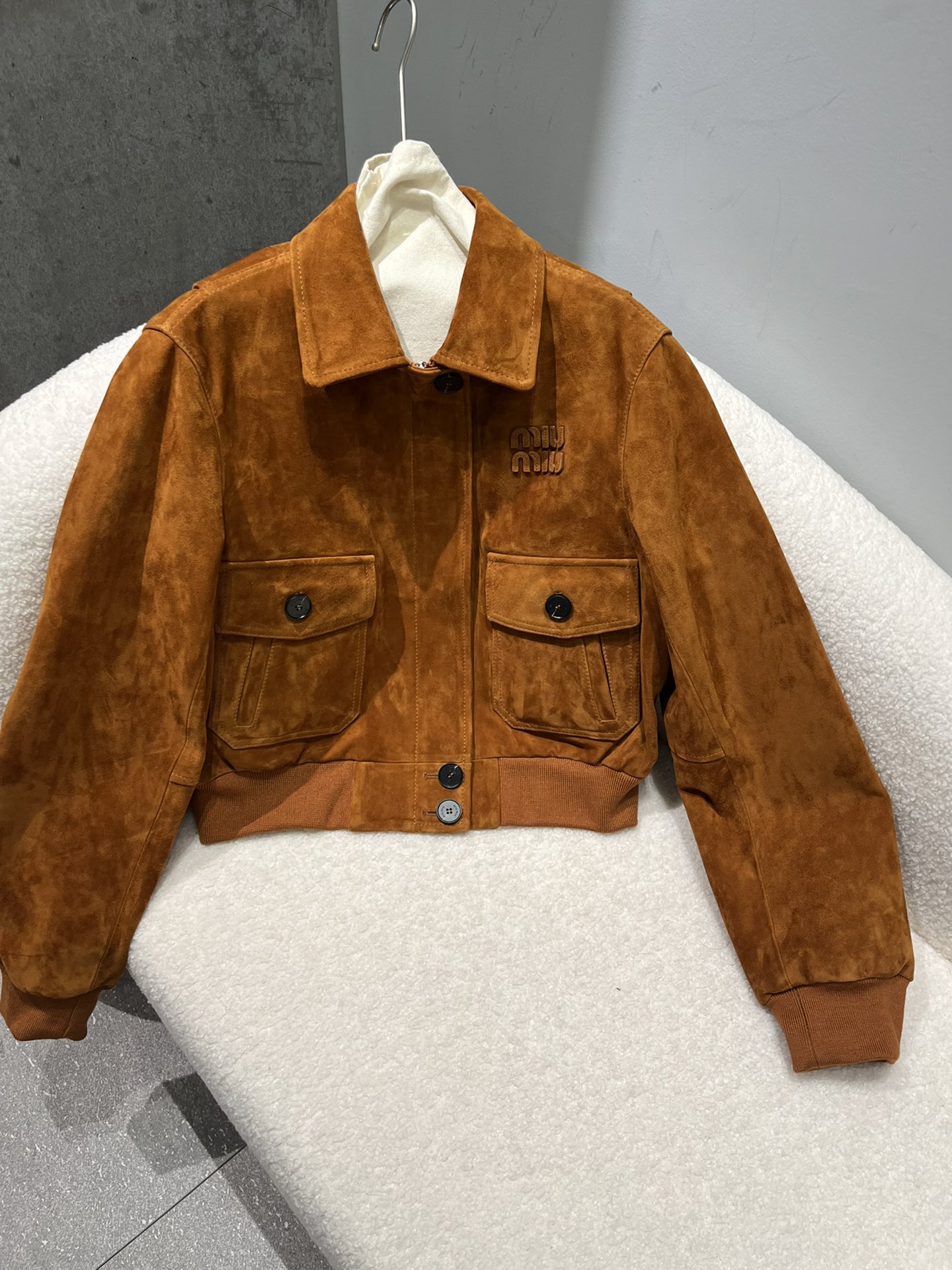 NO:785867,, camel leather is available in various shades, and can also be made in brown. The miumiu letters are made with oil edges and the buttons are very three-dimensional with a logo. Short design. Size S-19860909,驼色系皮料深浅都有,棕色也可以做.miumiu字母做了油边工艺很立体纽扣带logo,短款设计 尺寸S- Xxl码,短款,多色可做,缪缪-服装,miumiu,,Women's clothing