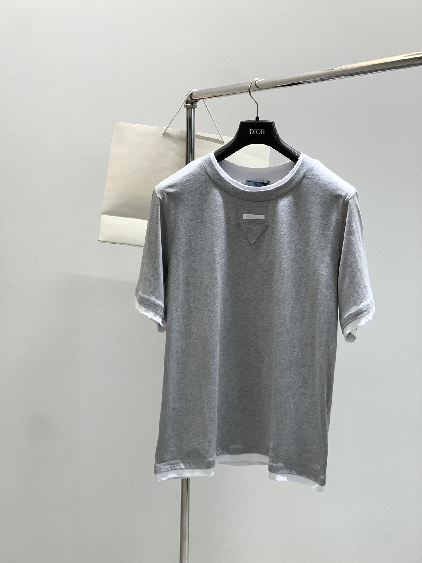 NO:497385,,PRADA Prada, the latest summer and autumn products, available at the counter at the same time, women's fashionable and casual round neck short-sleeved T-shirt, imported original fabric, extremely complex workmanship, the only channel that can be used as a purchasing agent level, top-level patch embroidery craft letter pattern logo, extremely high grade, comfortable and versatile, handsome and stylish upper body, S-L size SML Clothes length 676971 Bust 565860 Shoulder width 464850 Sleeve length 232425,,prada,prada,T-shirt,tees,t-shirt,alexander wang19860909,PRADA 普拉达,夏秋最新品,专柜同步有售,女款时尚休闲圆领短袖T恤,进口原版面料,做工极为复杂,唯一可以做代购级别的渠道狠货,顶级贴布刺绣工艺字母图案logo,档次极高,舒适百搭,上身帅气有型,码数S-L 尺码SML 衣长676971 胸围565860 肩宽464850 袖长232425,,prada,prada,T-shirt,tees，t-shirt,alexander wang,Men's clothing