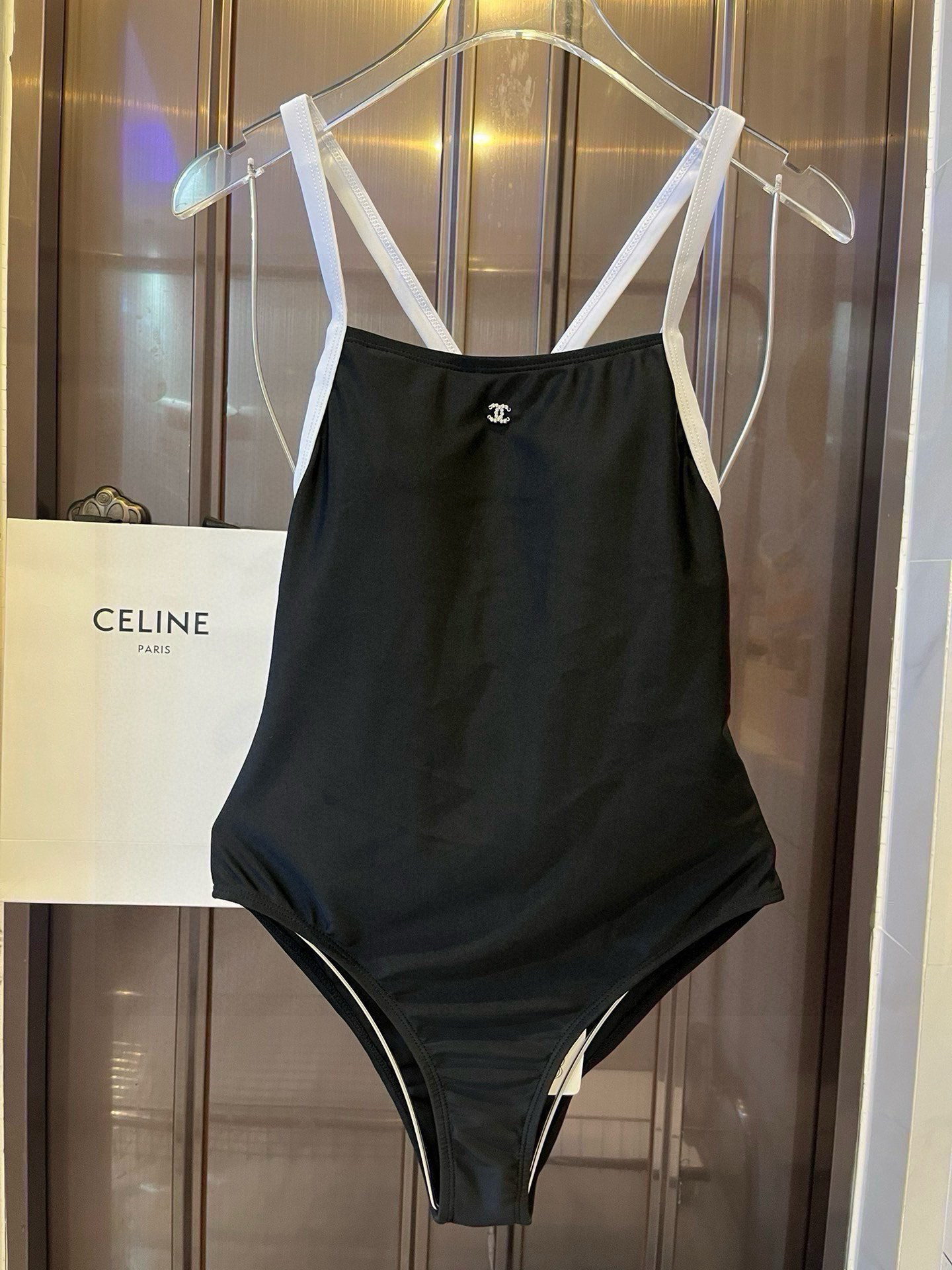 NO:376908,Chanel Chanel's new one-piece swimsuit suitable for a variety of scenes. Swimming suits at the beach, swimming pool, hot spring, water park, rafting can be worn inside. The one-piece design covers the flesh and looks tall. The abdomen is a little fleshy and does not affect our beauty. The back design reveals the beautiful back. The fabric is breathable and comfortable. The quick-drying elastic swimsuit is easier to clean. S M L XL swimsuits, swimsuits, bikinis19860909Chanel香奈儿新款连体泳衣 适合多种场景的游泳衣♀海边 游泳池 温泉 水上乐园 漂流都可以内搭也完全可以 连体设计遮肉显高挑 腹部有点肉肉也不影响咱美美的 背面设计大露美背 面料透气舒适.速干弹性的游泳衣更加帖肤易清洗 码数S M L XL泳衣泳裤比基尼,泳衣，泳裤，比基尼,chanel,chanel,swimsuits,bikinis,accessory