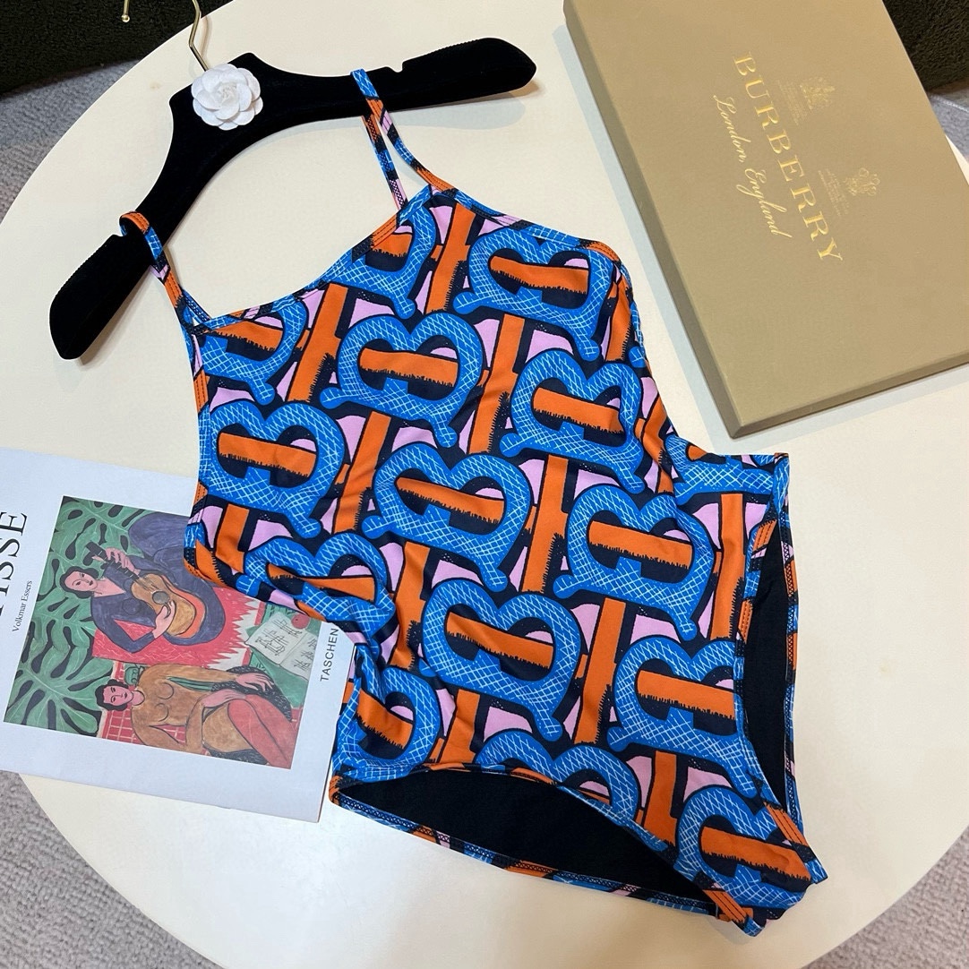 NO:376911,Burberry TB letter one-piece swimsuit is released simultaneously in various counters, and it naturally presents a fashionable feeling!  Very age-reducing and youthful. S M L Xl swimsuits, swimming trunks, bikini, swimsuits, swimming trunks, bikinis19860909巴宝莉 TB字母连体泳衣 同步各大专柜发售,自然而然呈现时尚感！十分减龄,具有年轻活力. 码数S M L Xl泳衣泳裤比基尼,泳衣，泳裤，比基尼,burberry,swimsuits,bikinis,accessory