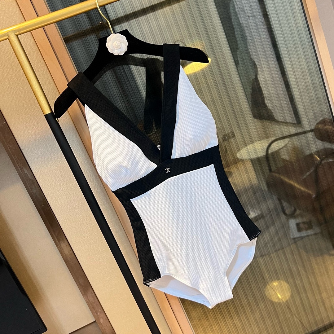 NO:376905,Chanel Chanel vacation style swimsuit V-neck, high-end customization, fashionable, generous and simple style, small fragrance style, my favorite, S M L black and white two-color swimsuit, swimsuit, swimsuit, bikinis, chanel, chanel, swimsuits, bikinis19860909Chanel香奈儿度假风泳衣V领 高级定制 时尚大方简约款,小香风我名媛挚爱,S M L 黑 白两色泳衣泳裤比基尼,泳衣，泳裤，比基尼,chanel,chanel,swimsuits,bikinis,accessory
