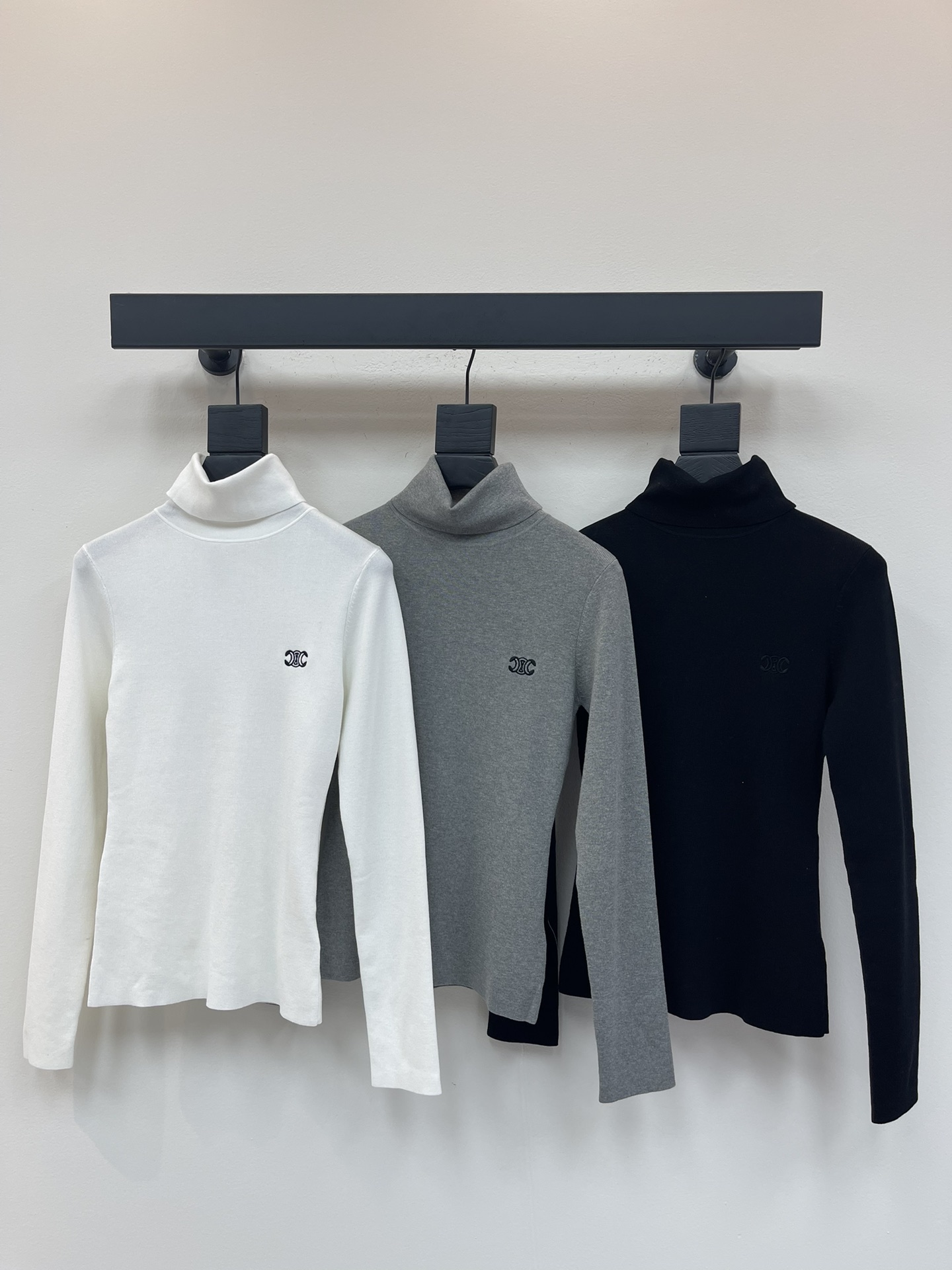 NO:457498,Celin*25 early autumn new turtleneck knitted long-sleeved base top!  Customized wool yarn material, delicate texture, soft and comfortable, turtleneck knitted long-sleeved cut, vertical knitted texture, matched with elastic fabric, fitted with a slimming and curvy look, the chest is decorated with an embroidered Arc decorative logo to show brand tone, versatile styles are not picky about age and skin tones, matched with skirts and pants, suitable for age-reducing fashionable retro style!  SML, celine, skirts, alexander wang19860909Celin*25早秋新款高领针织长袖打底上衣！定制羊毛纱线材质 细腻肌理 柔软舒适 高领针织长袖裁剪 通体竖条针织纹理 搭配弹性十足的面料 贴合身型更显瘦显曲线美 胸前饰以刺绣凯旋门徽标装饰 展示品牌调性 百搭款式不挑年龄肤色 搭配裙装裤装 适配减龄时髦复古风格！SML,,celine,skirts,alexander wang,Women's clothing