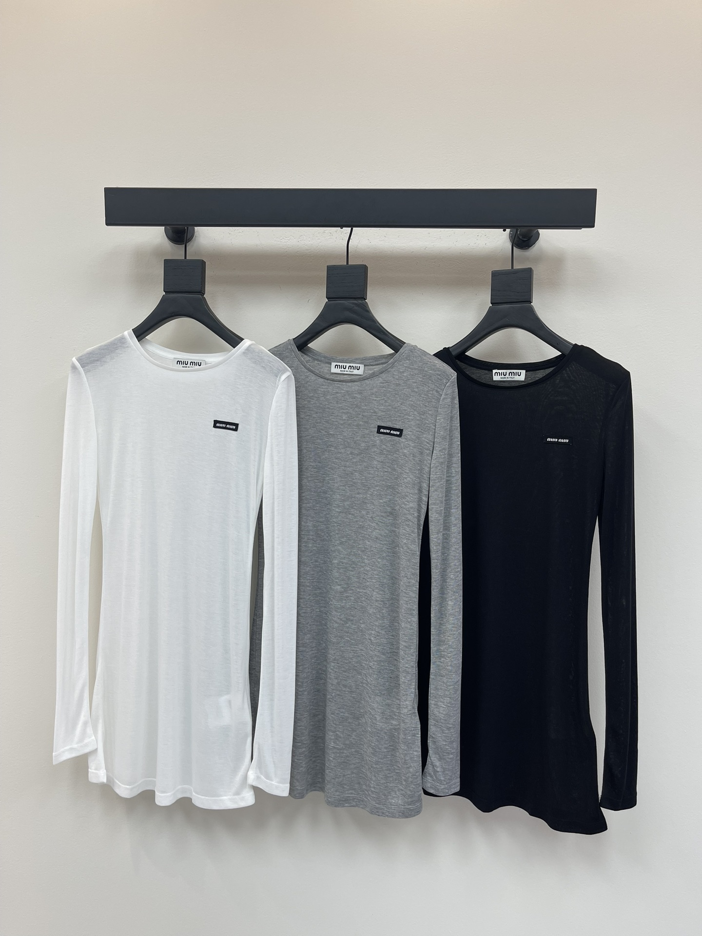 NO:457506,Miumi*25 early autumn new style hot girl Hong Kong style combed cotton round neck long long sleeve T-shirt skirt base shirt | Exclusive yb development!  High-end production!  The most luxurious and elegant dressing items are sold. This kind of noble and elegant little base is really easy to wear!  A skirt or long style with the upper body makes it look like a lady with a celebrity style. It is just right, with a full temperament and a very skin-friendly texture!  SML, miumiu, skirts, tees, t-shirt, alexander wang19860909Miumi*25早秋新款 辣妹港风精梳棉圆领长款长袖T恤裙打底衫丨独家yb开发！高版出品！贵气大小姐穿搭单品热售,这类高贵大方的小打底真的太好穿了！半裙或长款搭配上身,就是名媛范儿的大小姐即视感,恰到好处,气质十足,质感十足超亲肤！SML,,miumiu,skirts,tees，t-shirt,alexander wang,Women's clothing