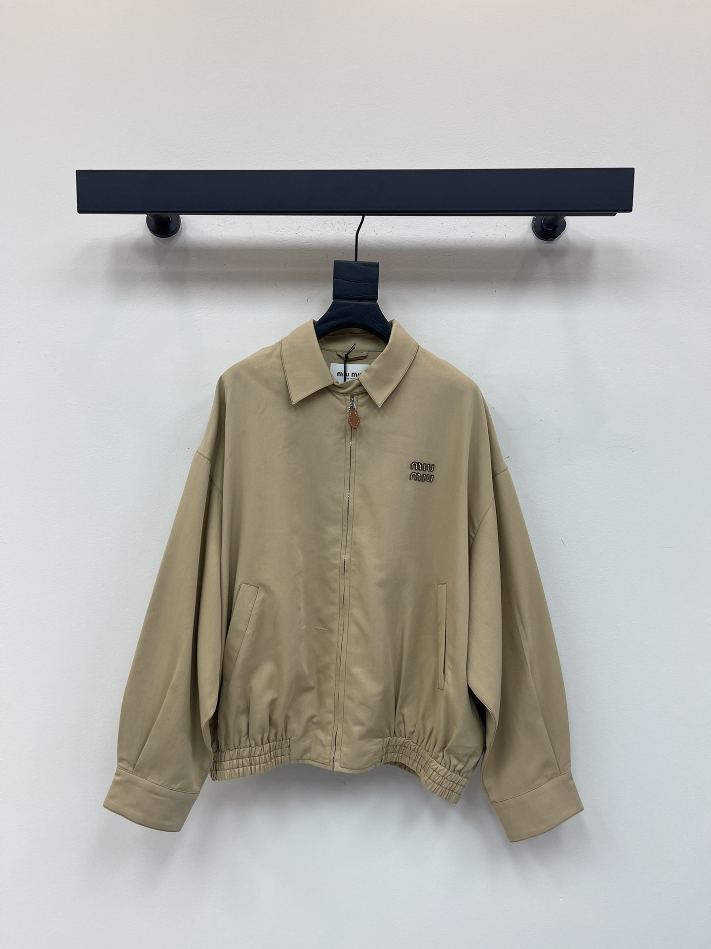 NO:457510,Miumi* 25 early autumn new college-style embroidered lapel jacket jacket | Exclusive yb development!  High-end production!  Imported twill cotton denim material, multi-enzyme washing, leather letter patch embroidery embroidery, loose and casual tailoring style, versatile and not picky, a must-have for sweet and cool style and fashionable girl's wardrobe. You can see the quality of workmanship and keep it yourself!  SML, miumiu, jackets & coats, jackets & coats, alexander wang19860909Miumi* 25早秋新款学院风刺绣翻领夹克外套丨独家yb开发！高版出品！进口斜纹棉牛仔材质 多重酵素水洗 皮字母贴布绣点缀 宽松休闲剪裁版型百搭不挑人,甜酷风时髦少女衣橱必备.做工品质自己看.强烈自留款！SML,,miumiu,jackets & coats,jackets & coats,alexander wang,Women's clothing