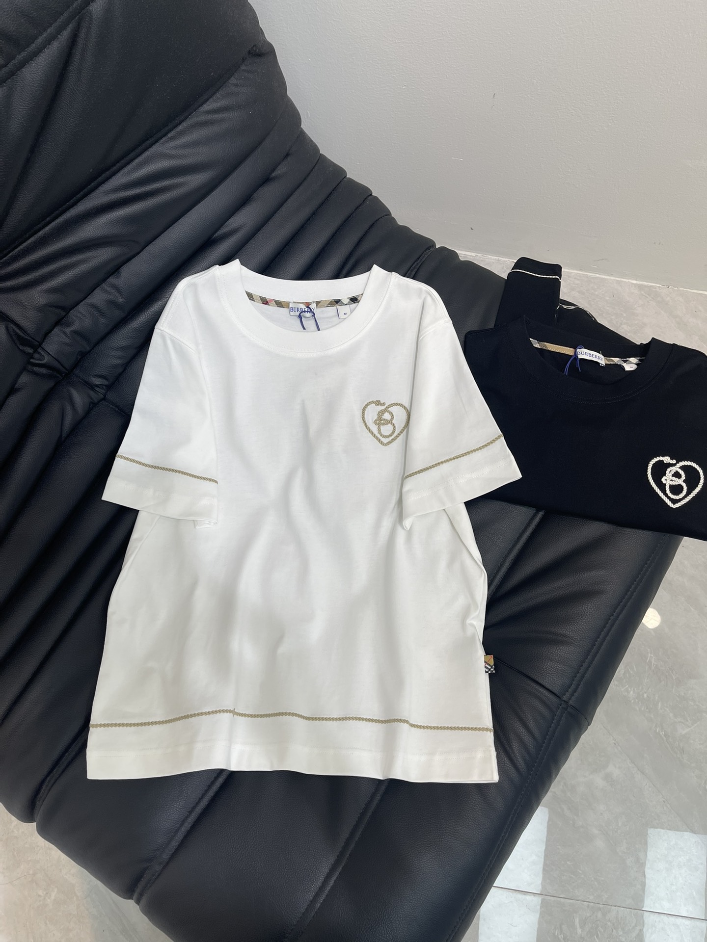 NO:457540,BURBERR*25 early autumn new round neck embroidered rope knot short-sleeved T-shirt Chinese Valentine Limited Series #Customized YB native cotton material breathable and comfortable, full texture Loose short-sleeved T-shirt cut highlights the brand style Made of gram-weight pure cotton, slightly elastic, and slim visual effect The chest is embroidered with love letters logo embroidered with embroidered pattern decoration with cuff hem rope texture back waist letter logo The brand's own fashion sense is instantly created to create a casual style at will. The inner wear is brilliant and fashionable SML, burberry, T-shirt,tees, t-shirt,alexander wang19860909BURBERR*25早秋新款圆领刺绣绳结短袖T恤 七夕限定系列#定制YB原生全棉材质 透气舒适 质感十足 宽松短袖T恤裁剪 凸显品牌格调 采用克重纯棉制成 略带有弹力 呈现显瘦视觉效果 胸前点缀爱心字母徽标刺绣图案装饰 配合袖口衣摆麻绳纹理后腰字母徽标 品牌自带的时尚感立现 随心打造休闲风格 单穿内搭都出彩时髦 SML,,burberry,T-shirt,tees，t-shirt,alexander wang,Women's clothing