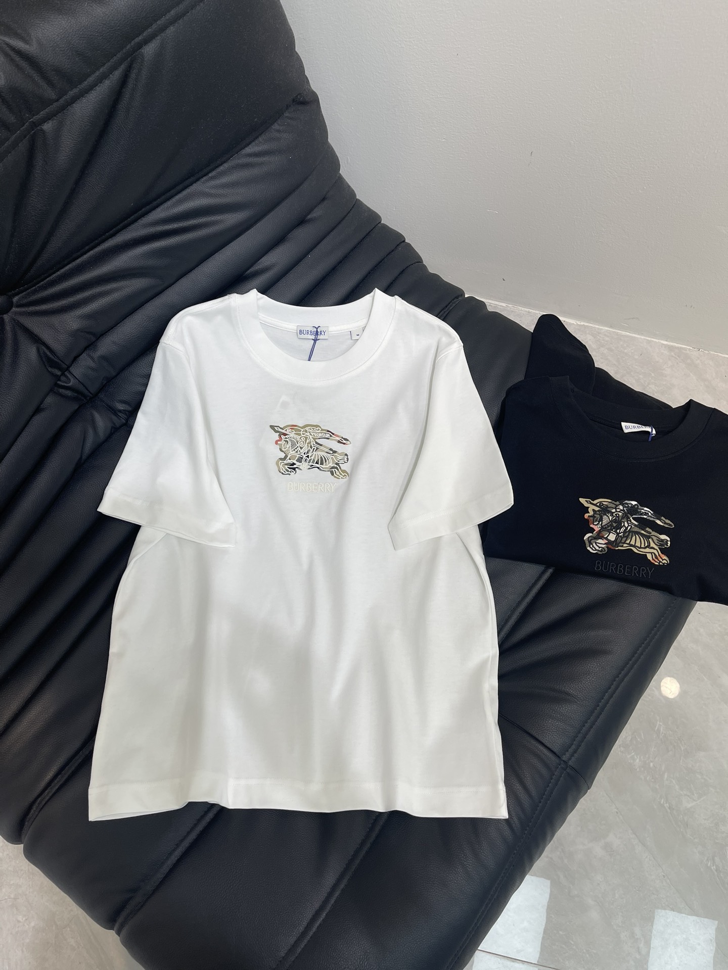 NO:457535,BURBERR*25 early autumn new round neck embroidered war horse short-sleeved T-shirt custom YB native cotton material breathable and comfortable, full texture. Regular short-sleeved T-shirt cut highlights the brand style. Made of gram-weight pure cotton, slightly elastic, and slim visual effect. Colorful check embroidered war horse logo pattern on the chest. The brand's own fashion sense is instantly created. Create a casual style at will. The inner wear is brilliant and fashionable. SML, burberry, T-shirt,tees, t-shirt,alexander wang19860909BURBERR*25早秋新款圆领刺绣战马短袖T恤 定制YB原生全棉材质 透气舒适 质感十足 常规短袖T恤裁剪 凸显品牌格调 采用克重纯棉制成 略带有弹力 呈现显瘦视觉效果 胸前点缀彩色格纹刺绣战马徽标图案 品牌自带的时尚感立现 随心打造休闲风格 单穿内搭都出彩时髦 SML,,burberry,T-shirt,tees，t-shirt,alexander wang,Women's clothing