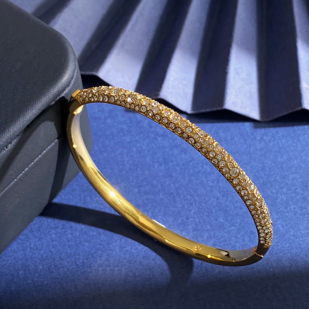 Schwartz Chiaumeins Brass Bracelets: Gold-Plated, 16.4g, 5.9cm x 5.2cm, 0.47cm Width