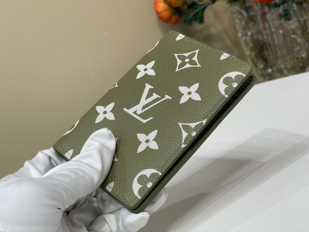 【口袋卡夹 钱夹】M61696  绿色/ 白丝印

本款口袋钱夹取材 Brushed Monogram 皮革，呈现褪色效果Monogram 印花和做/日质感，致意牛仔长期使用的皮革马鞍。设有卡片夹层、内袋和后侧外袋。

尺寸：7.5x11.1x 1厘米     