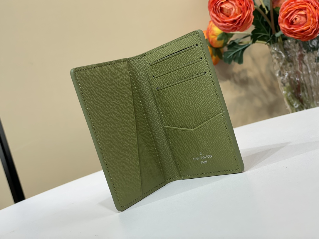【口袋卡夹 钱夹】M61696  绿色/ 白丝印

本款口袋钱夹取材 Brushed Monogram 皮革，呈现褪色效果Monogram 印花和做/日质感，致意牛仔长期使用的皮革马鞍。设有卡片夹层、内袋和后侧外袋。

尺寸：7.5x11.1x 1厘米     