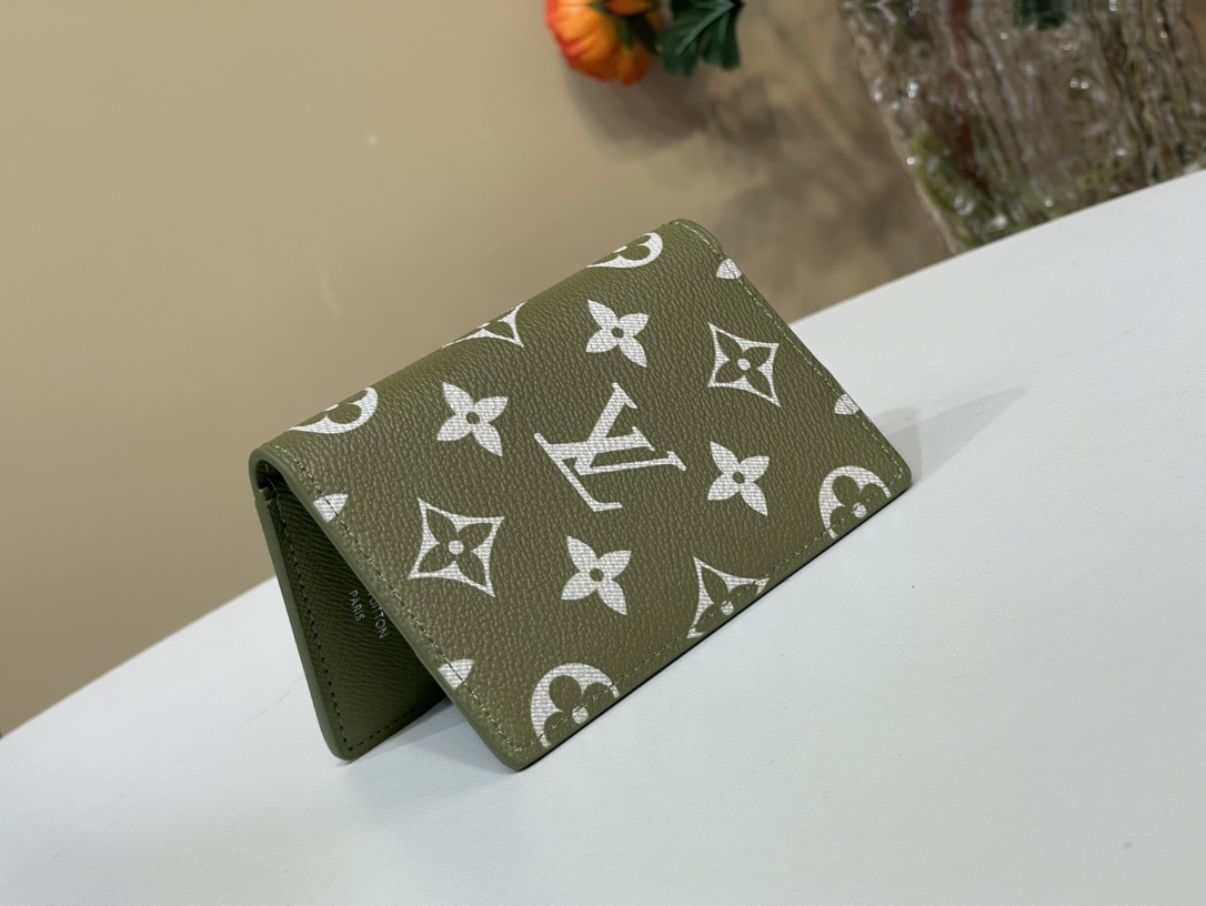 【口袋卡夹 钱夹】M61696  绿色/ 白丝印

本款口袋钱夹取材 Brushed Monogram 皮革，呈现褪色效果Monogram 印花和做/日质感，致意牛仔长期使用的皮革马鞍。设有卡片夹层、内袋和后侧外袋。

尺寸：7.5x11.1x 1厘米     