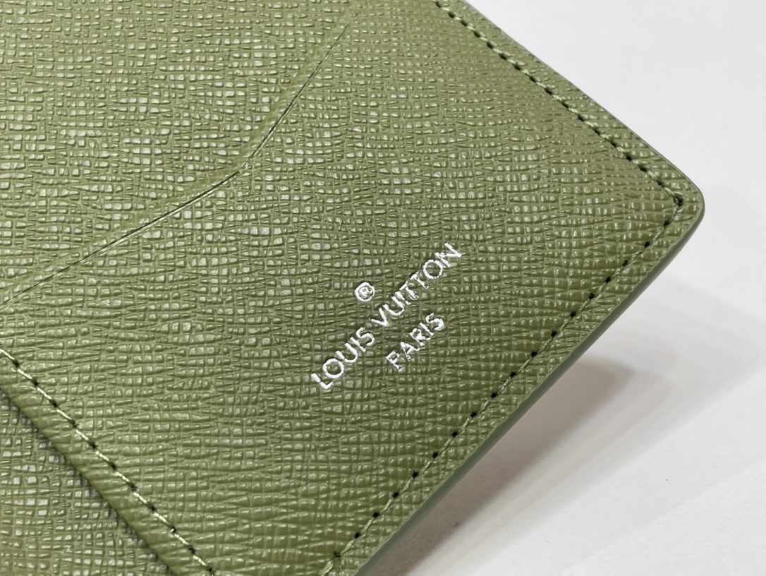 【口袋卡夹 钱夹】M61696  绿色/ 白丝印

本款口袋钱夹取材 Brushed Monogram 皮革，呈现褪色效果Monogram 印花和做/日质感，致意牛仔长期使用的皮革马鞍。设有卡片夹层、内袋和后侧外袋。

尺寸：7.5x11.1x 1厘米     