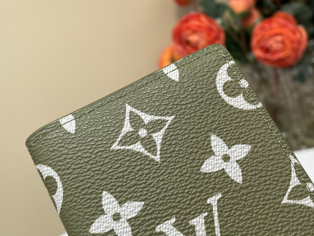 【口袋卡夹 钱夹】M61696  绿色/ 白丝印

本款口袋钱夹取材 Brushed Monogram 皮革，呈现褪色效果Monogram 印花和做/日质感，致意牛仔长期使用的皮革马鞍。设有卡片夹层、内袋和后侧外袋。

尺寸：7.5x11.1x 1厘米     