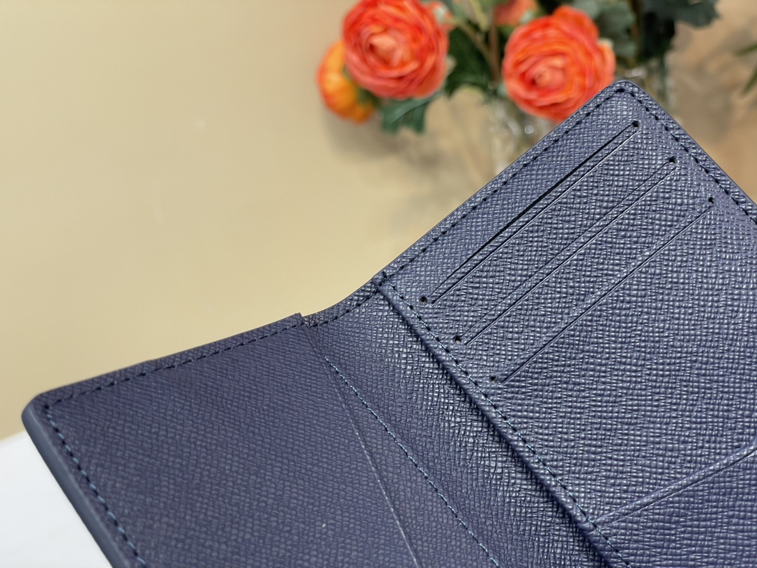 【口袋卡夹 钱夹】M61696  深蓝/ 白丝印

本款口袋钱夹取材 Brushed Monogram 皮革，呈现褪色效果Monogram 印花和做/日质感，致意牛仔长期使用的皮革马鞍。设有卡片夹层、内袋和后侧外袋。

尺寸：7.5x11.1x 1厘米     