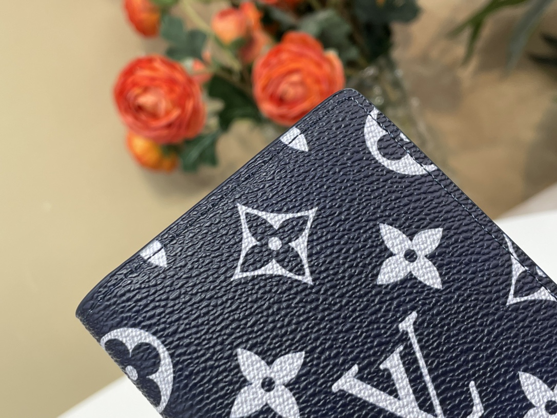 【口袋卡夹 钱夹】M61696  深蓝/ 白丝印

本款口袋钱夹取材 Brushed Monogram 皮革，呈现褪色效果Monogram 印花和做/日质感，致意牛仔长期使用的皮革马鞍。设有卡片夹层、内袋和后侧外袋。

尺寸：7.5x11.1x 1厘米     