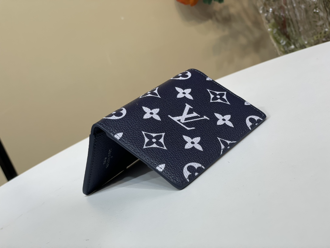 【口袋卡夹 钱夹】M61696  深蓝/ 白丝印

本款口袋钱夹取材 Brushed Monogram 皮革，呈现褪色效果Monogram 印花和做/日质感，致意牛仔长期使用的皮革马鞍。设有卡片夹层、内袋和后侧外袋。

尺寸：7.5x11.1x 1厘米     