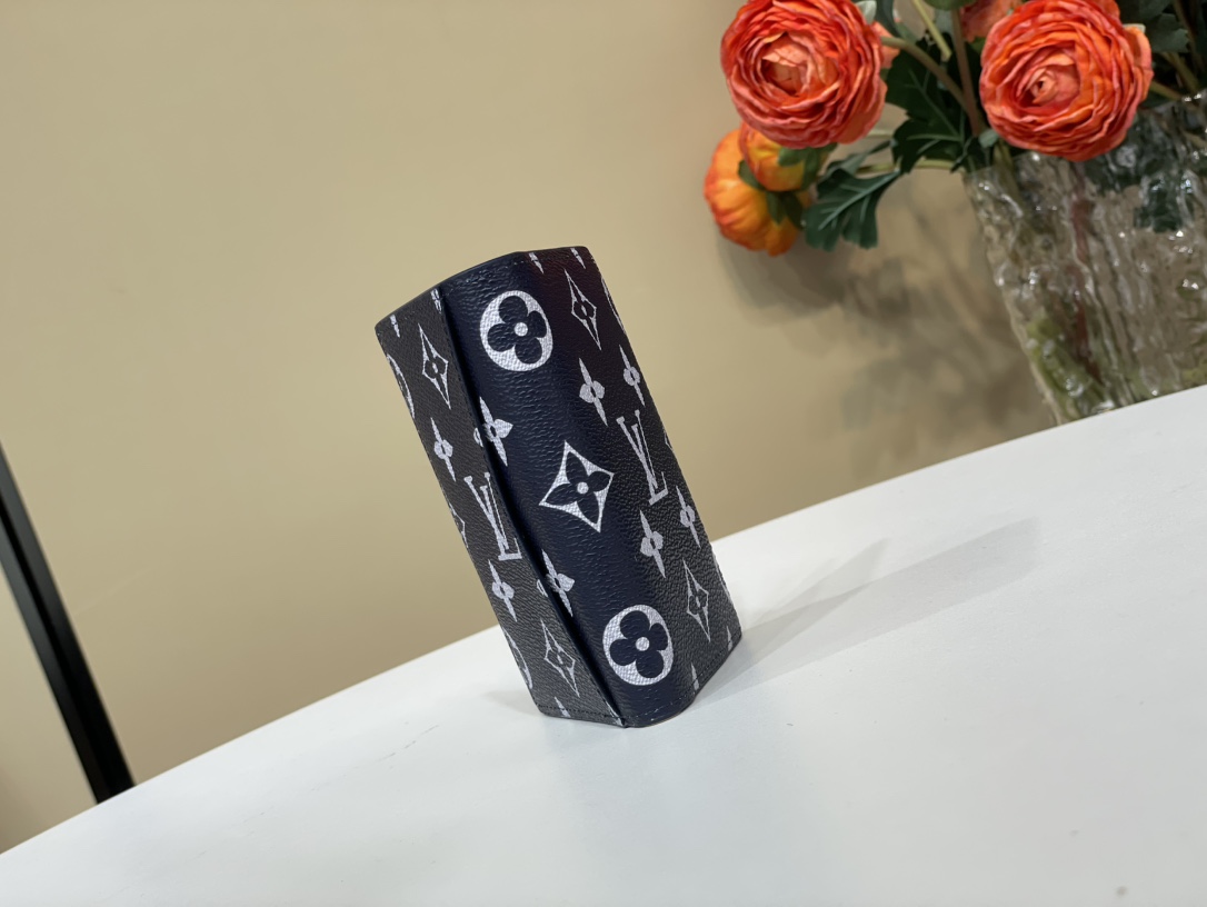 【口袋卡夹 钱夹】M61696  深蓝/ 白丝印

本款口袋钱夹取材 Brushed Monogram 皮革，呈现褪色效果Monogram 印花和做/日质感，致意牛仔长期使用的皮革马鞍。设有卡片夹层、内袋和后侧外袋。

尺寸：7.5x11.1x 1厘米     