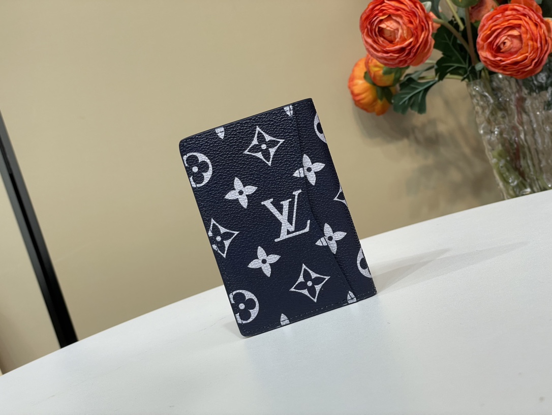 【口袋卡夹 钱夹】M61696  深蓝/ 白丝印

本款口袋钱夹取材 Brushed Monogram 皮革，呈现褪色效果Monogram 印花和做/日质感，致意牛仔长期使用的皮革马鞍。设有卡片夹层、内袋和后侧外袋。

尺寸：7.5x11.1x 1厘米     