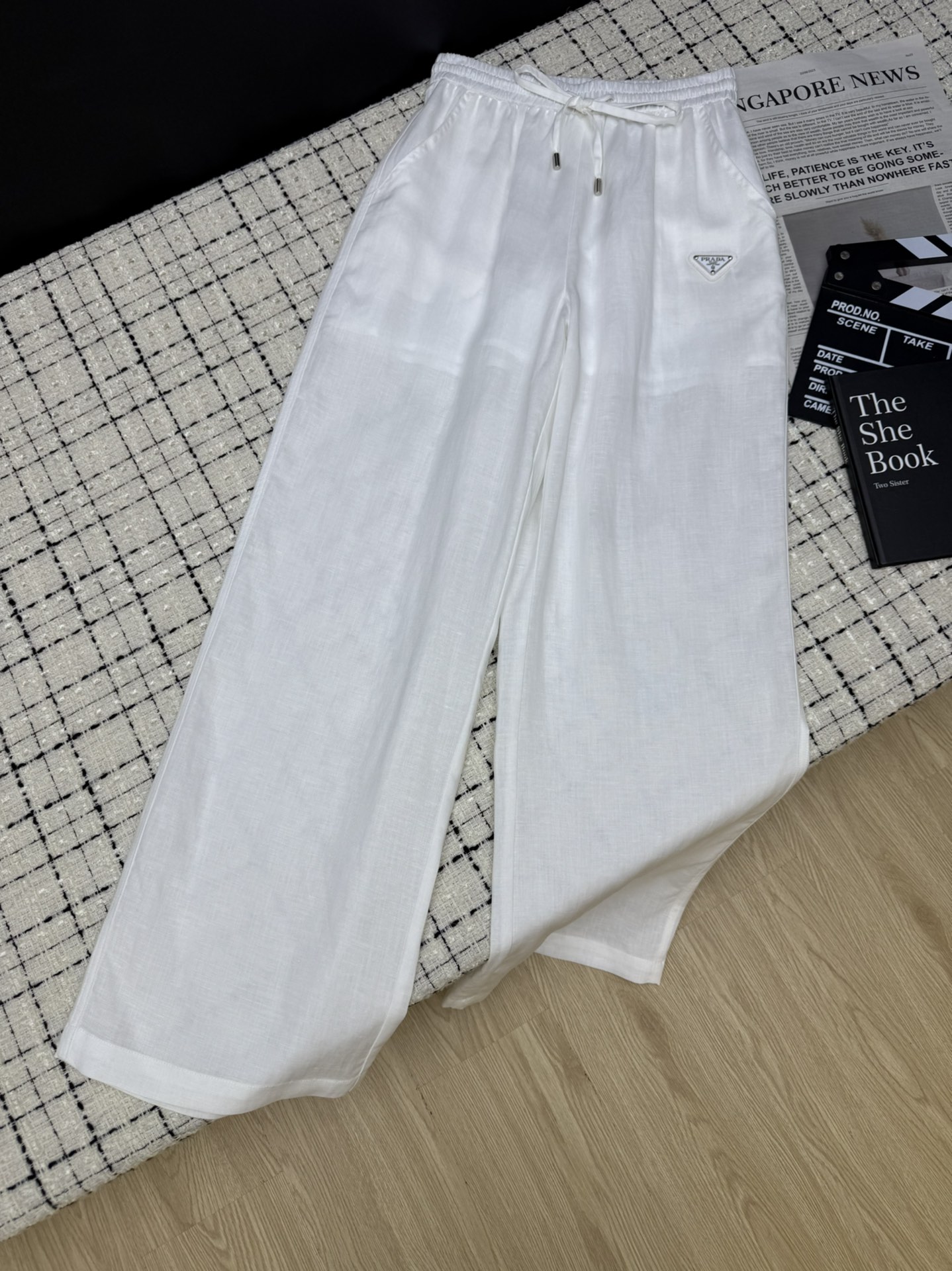 NO:459676,Minimalist love 25ss new style, classic triangle linen straight wide-leg pants, daily casual and relaxed get, I love it all, high-end and clean feeling, the upper body is very relaxed, with a little old-fashioned feeling, comfort and texture coexist, imported linen fabric, very practical, two-color SML,,alexander wang19860909极简至爱 25ss新款 经典三角标亚麻直筒阔腿裤 日常休闲轻松get 一整个爱住了 狠高级狠干净的感觉 上身很有松弛感 带一点老钱风感觉 舒适感与质感并存 采用进口亚麻面料 很实穿 两色SML,,alexander wang,Women's clothing