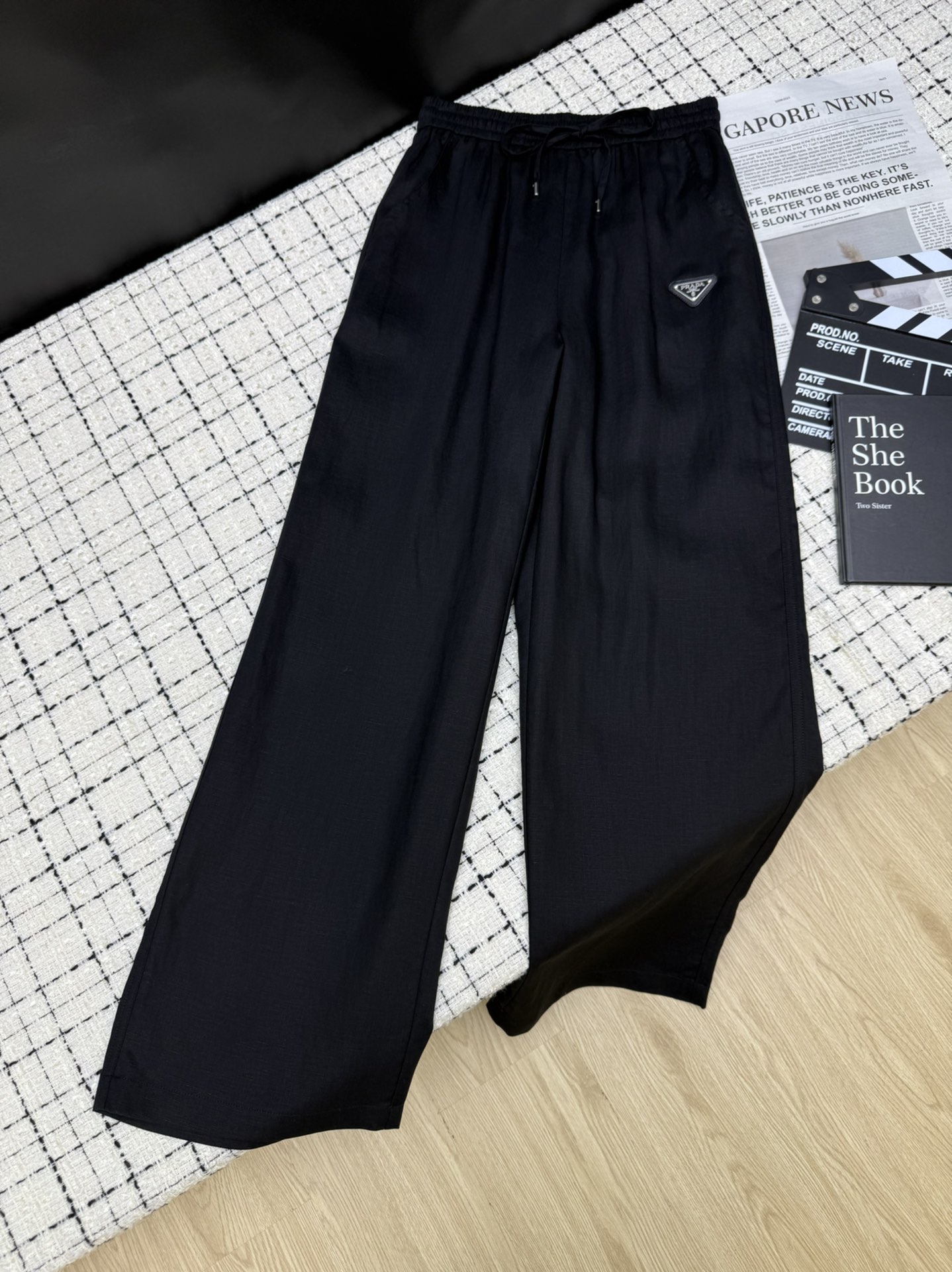 NO:459662,Minimalist love 25ss new style, classic triangle linen straight wide-leg pants, daily casual and relaxed get, I love it all, high-end and clean feeling, the upper body is very relaxed, with a little old-fashioned feeling, comfort and texture coexist, imported linen fabric, very practical, two-color SML,,alexander wang19860909极简至爱 25ss新款 经典三角标亚麻直筒阔腿裤 日常休闲轻松get 一整个爱住了 狠高级狠干净的感觉 上身很有松弛感 带一点老钱风感觉 舒适感与质感并存 采用进口亚麻面料 很实穿 两色SML,,alexander wang,Women's clothing