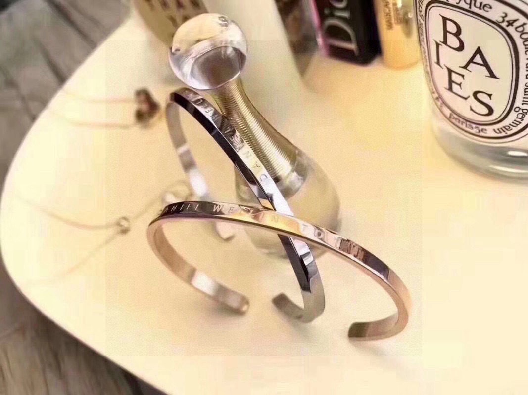 NO:380988,Hot-selling DW Seiko bracelet Super versatile and fashionable simple yet elegant official matching Original material Color-saving rose gold, platinum available in stock Small size, large size, jewelry boutique, bracelet19860909热销款DW 精工制作手镯 超级百搭时尚的简单而不失优雅官方搭配 原版材质 保色玫瑰金,白金色有现货供应 小号 大号,饰品精品,bracelet,Jewelry
