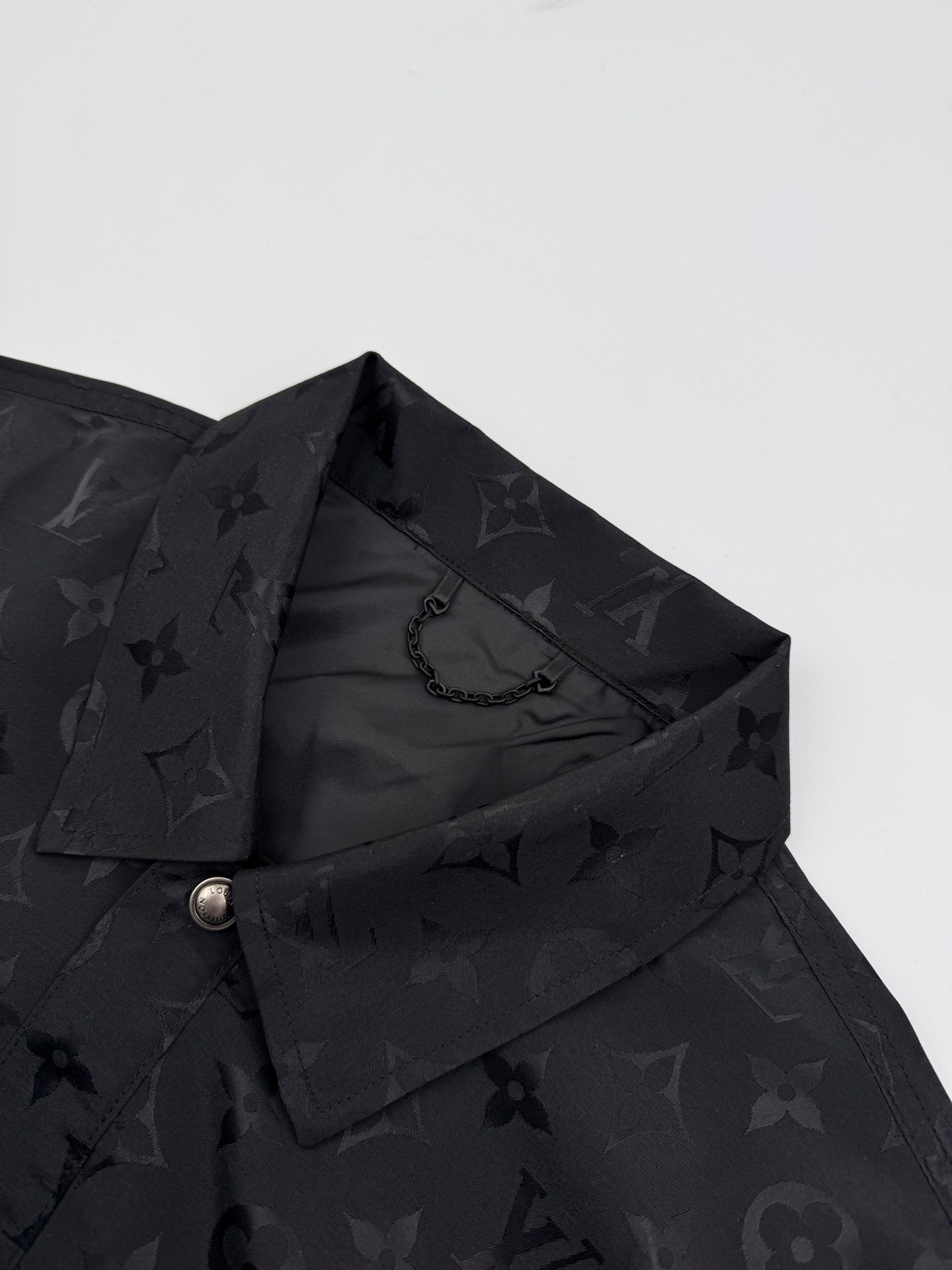 。LOUIS VUITTON 波纹提花夹克式衬衫
定制桑棉天然柔织清韵料 质感上乘 舒适贴肤 以深邃黑色