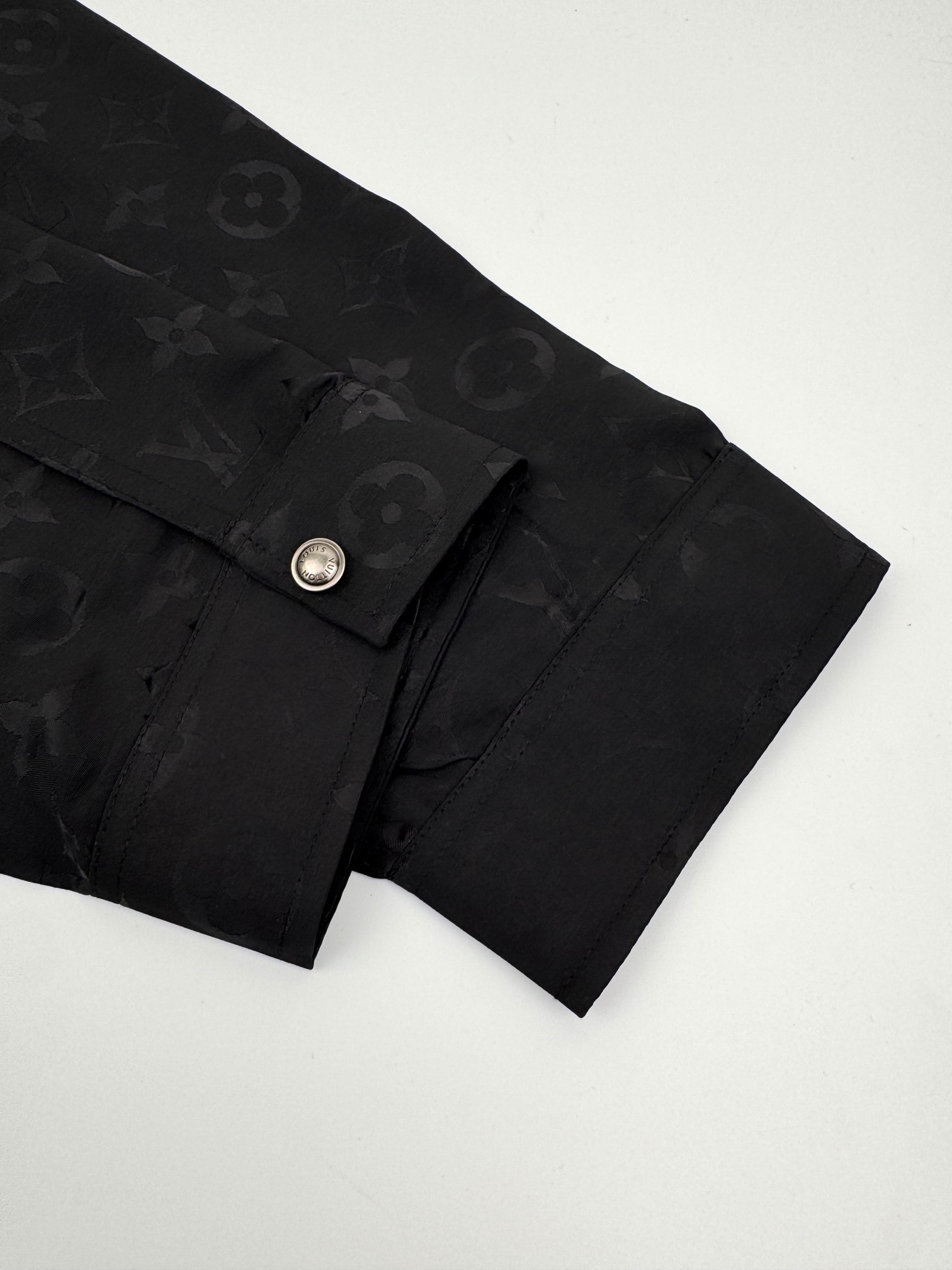 。LOUIS VUITTON 波纹提花夹克式衬衫
定制桑棉天然柔织清韵料 质感上乘 舒适贴肤 以深邃黑色