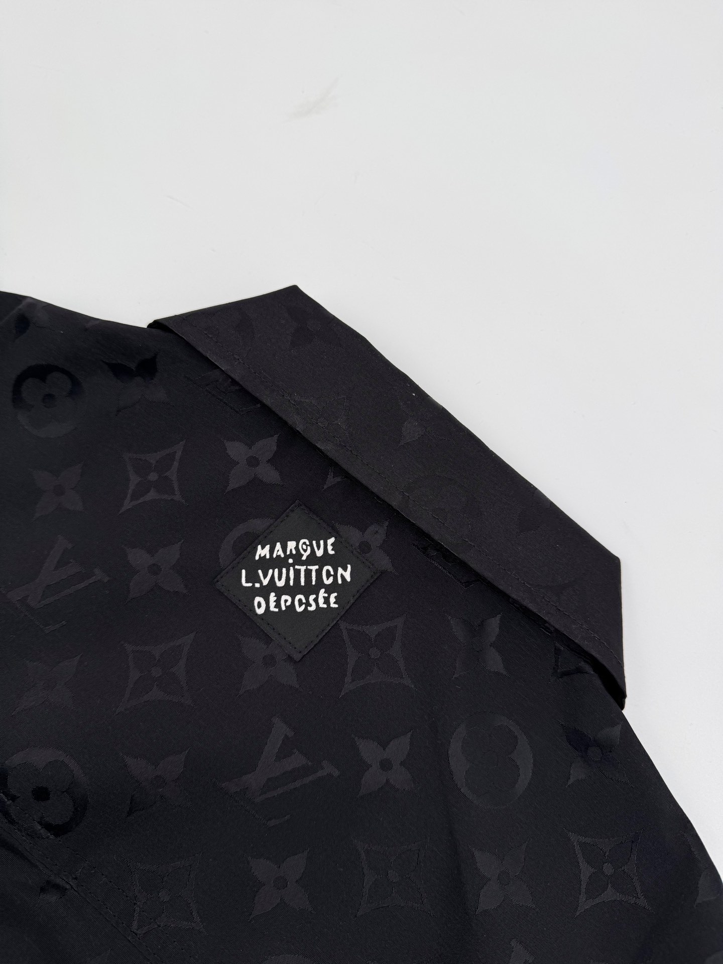 。LOUIS VUITTON 波纹提花夹克式衬衫
定制桑棉天然柔织清韵料 质感上乘 舒适贴肤 以深邃黑色
