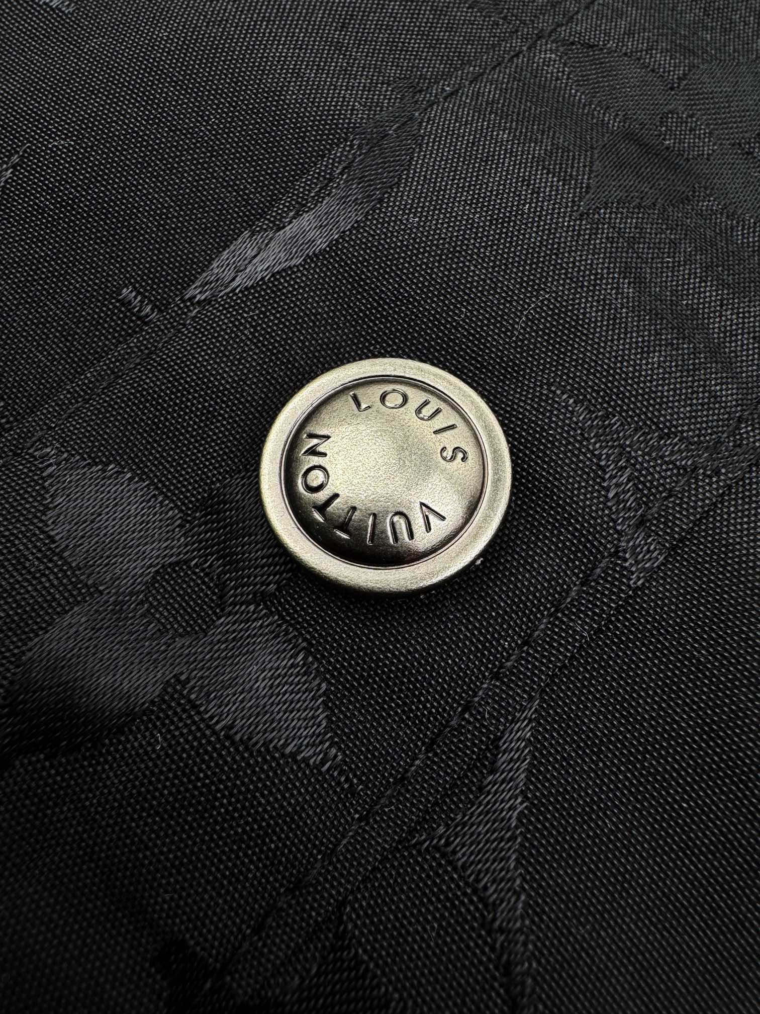 。LOUIS VUITTON 波纹提花夹克式衬衫
定制桑棉天然柔织清韵料 质感上乘 舒适贴肤 以深邃黑色