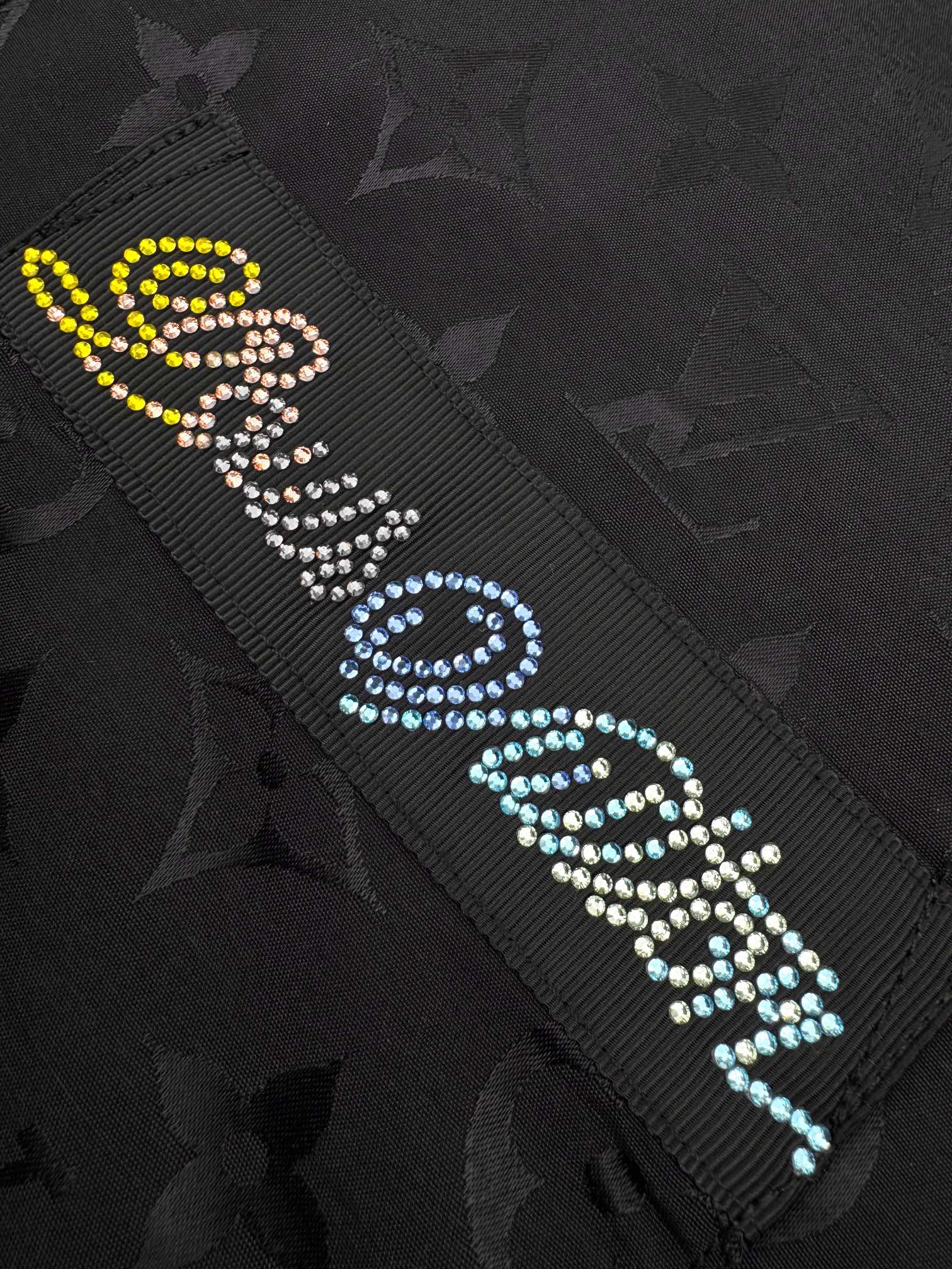 。LOUIS VUITTON 波纹提花夹克式衬衫
定制桑棉天然柔织清韵料 质感上乘 舒适贴肤 以深邃黑色