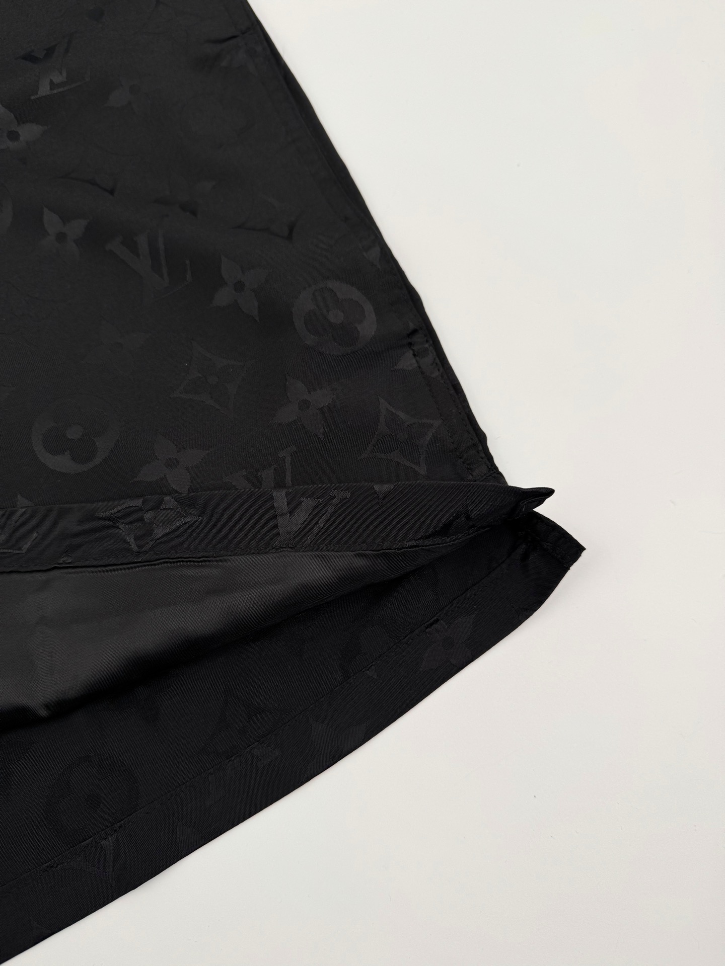 。LOUIS VUITTON 波纹提花夹克式衬衫
定制桑棉天然柔织清韵料 质感上乘 舒适贴肤 以深邃黑色