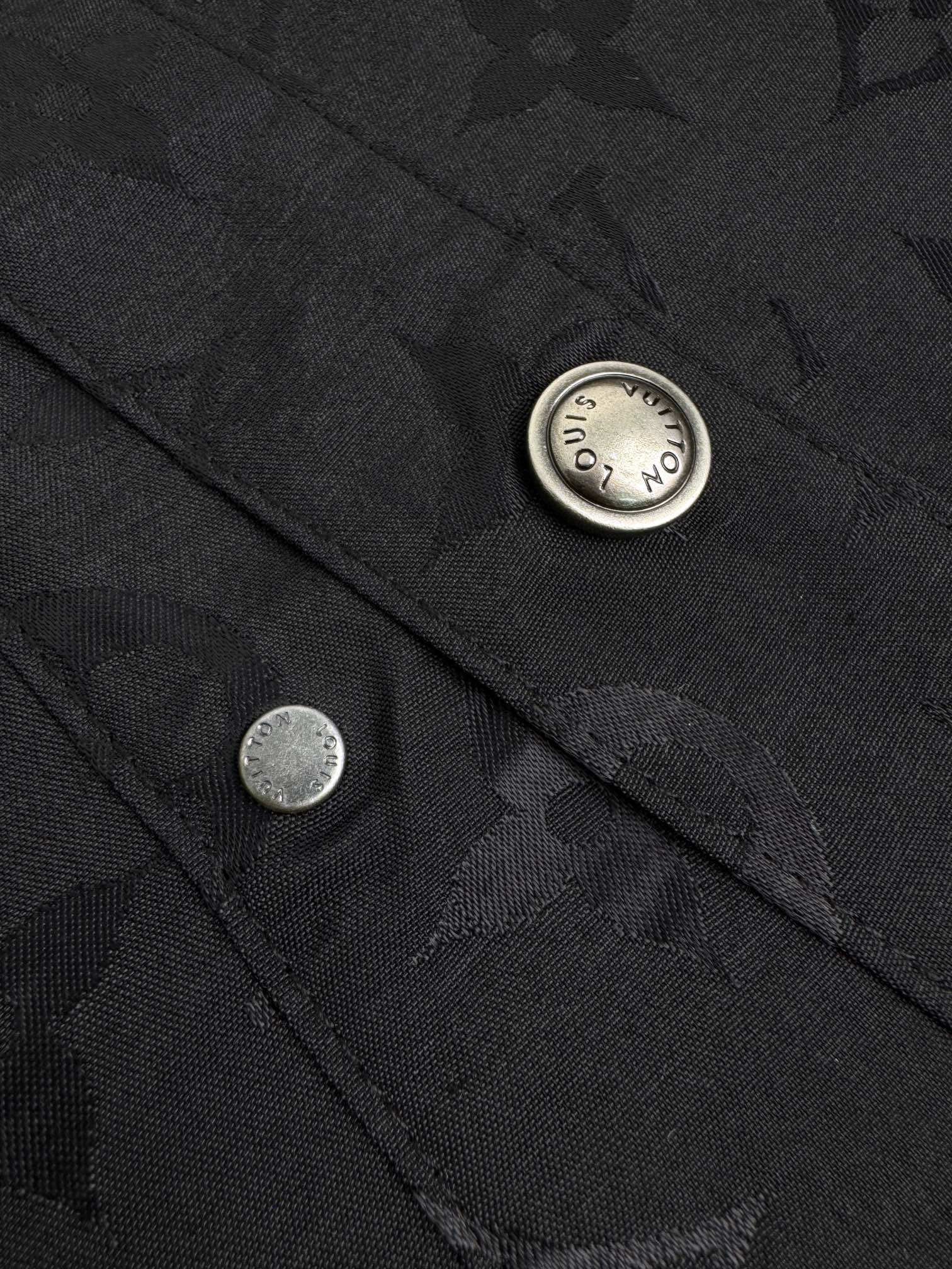 。LOUIS VUITTON 波纹提花夹克式衬衫
定制桑棉天然柔织清韵料 质感上乘 舒适贴肤 以深邃黑色