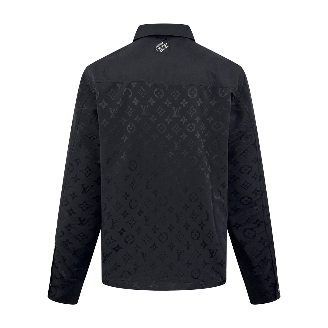 。LOUIS VUITTON 波纹提花夹克式衬衫
定制桑棉天然柔织清韵料 质感上乘 舒适贴肤 以深邃黑色