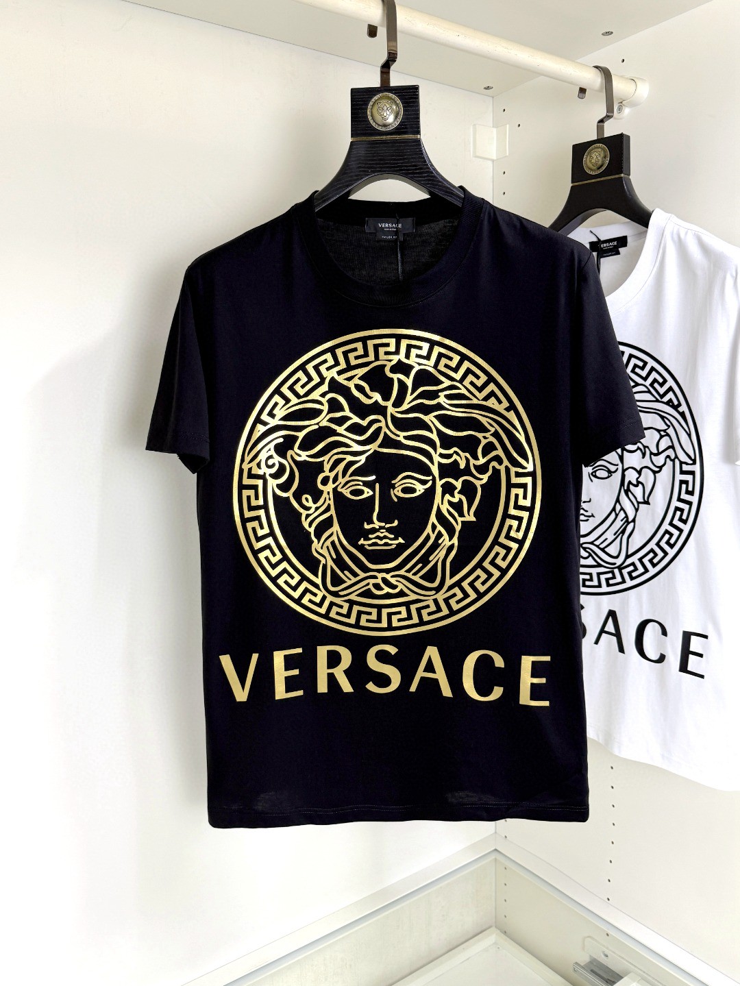 NO:494866,Versace Fat Brother Gospel 4XL wears 200 catties, top-quality round neck, casual short-sleeved high-end custom versatile style, anyone can easily control it, full-customized fabric craftsmanship, the latest logo design of luxury classic brand on the chest, very high-end, those who understand goods must enter!  The style and tailoring are slim styles, which are very exquisite, showing aura and highlighting the exquisiteness of business men. This is the unique feature, just right slim fit, and the upper body effect is very good!  Size M-4XL, versace, versace, T-shirt, alexander wang19860909Versace 范思哲胖哥福音4XL穿200斤 顶级圆领休闲短袖高级定制百搭款式 任何人都可以轻松驾驭 面料全订制工艺 胸前奢华经典品牌最新logo设计,非常显档次懂货的必须入！版型剪裁属于修身款 非常精致,显气场,又会凸显商务男士的精致,这就是独到之处,恰到好处的修身,上身效果非常赞！尺码M-4XL,,versace,versace,T-shirt,alexander wang,Men's clothing