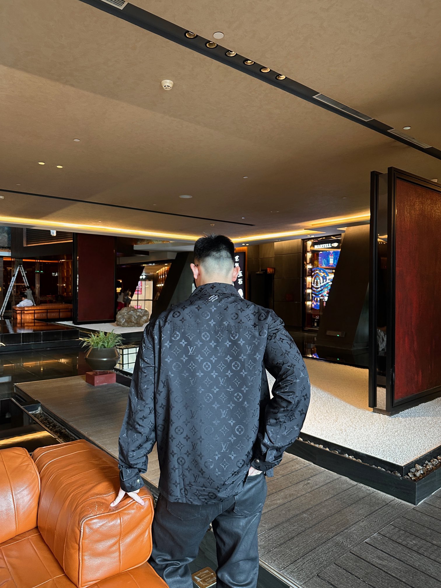 。LOUIS VUITTON 波纹提花夹克式衬衫
定制桑棉天然柔织清韵料 质感上乘 舒适贴肤 以深邃黑色