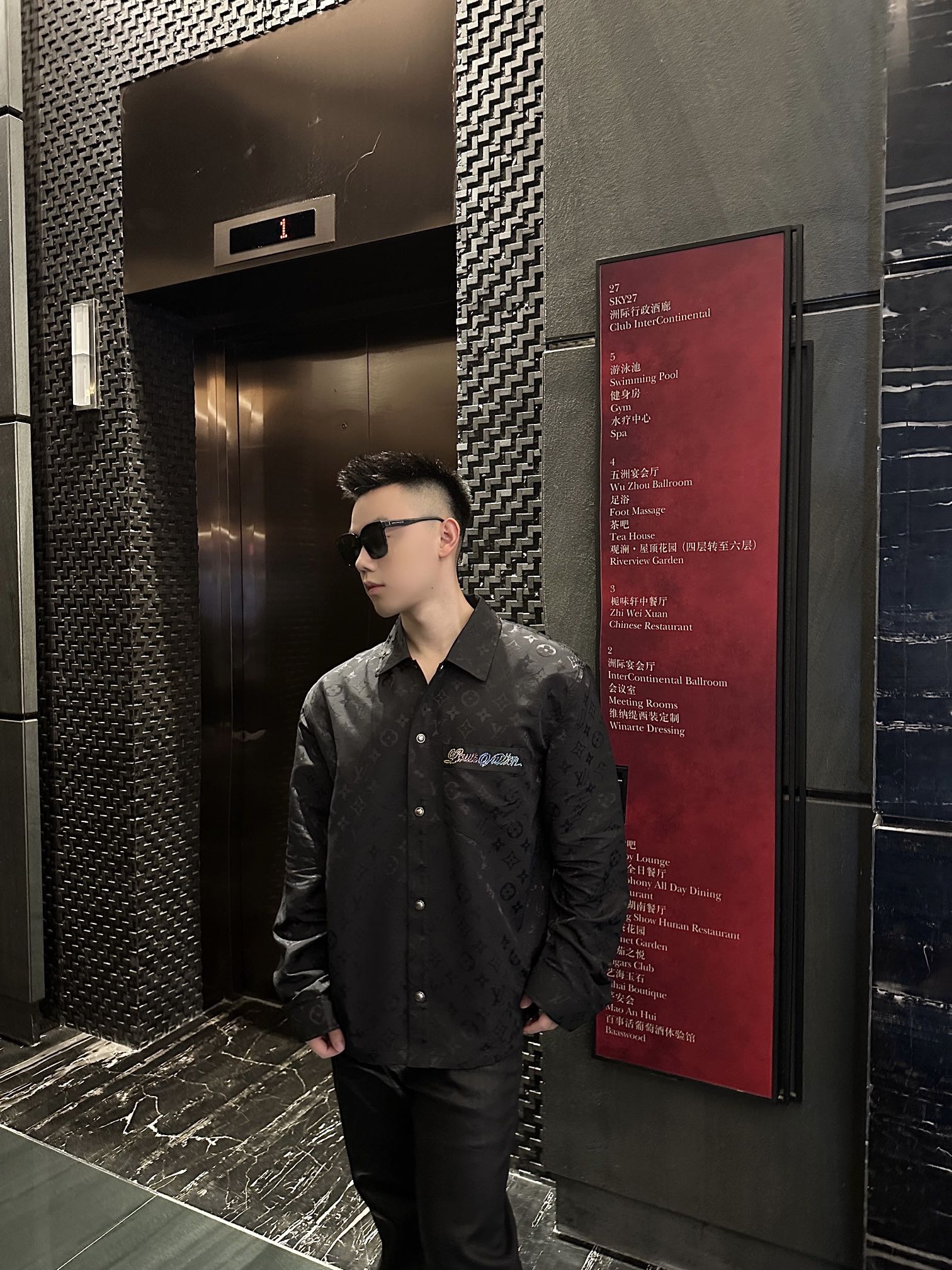 。LOUIS VUITTON 波纹提花夹克式衬衫
定制桑棉天然柔织清韵料 质感上乘 舒适贴肤 以深邃黑色