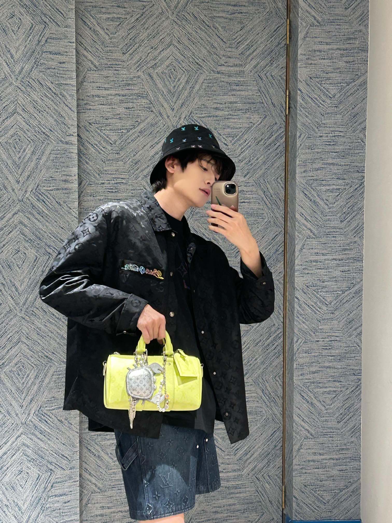 。LOUIS VUITTON 波纹提花夹克式衬衫
定制桑棉天然柔织清韵料 质感上乘 舒适贴肤 以深邃黑色