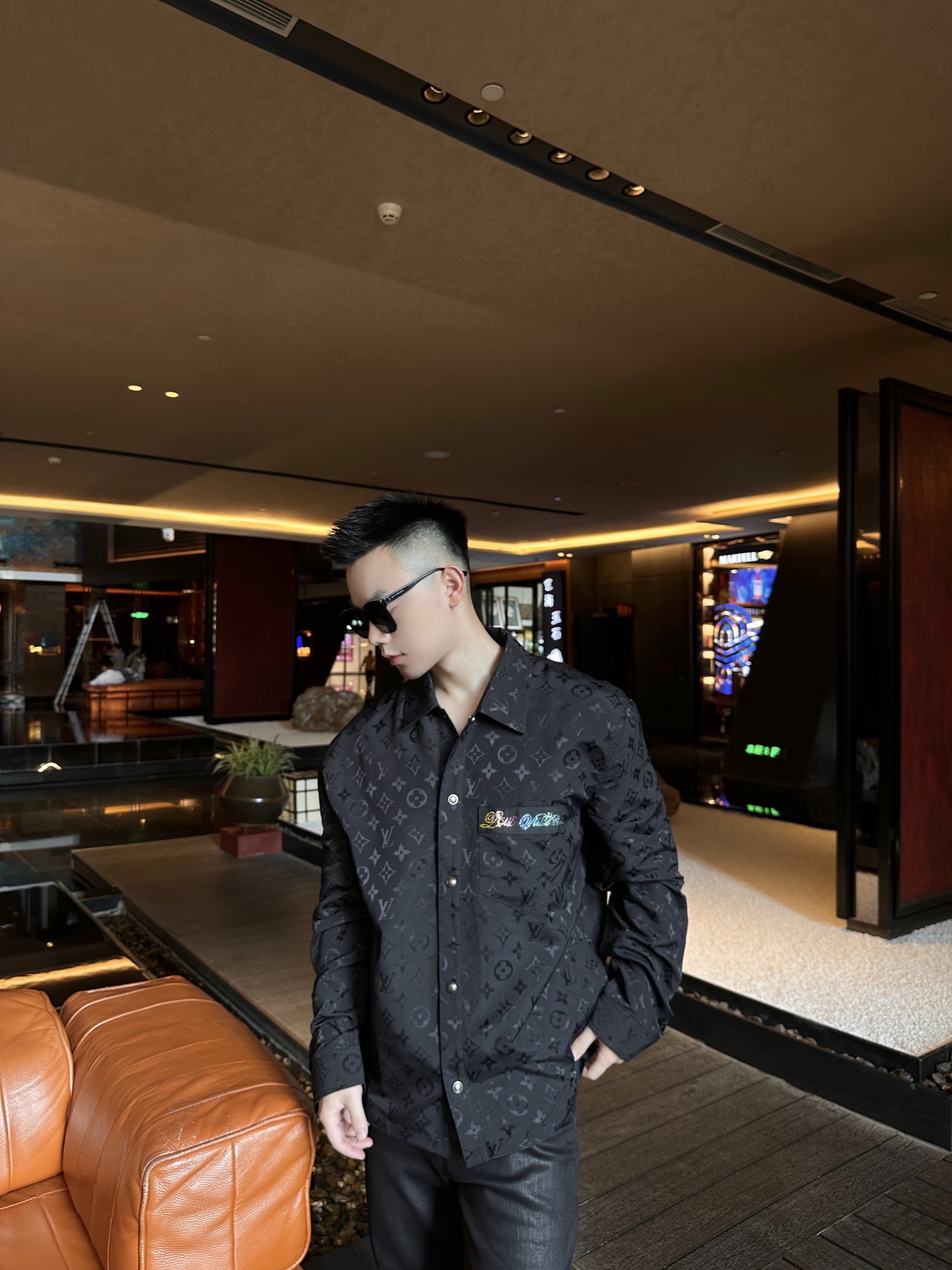 。LOUIS VUITTON 波纹提花夹克式衬衫
定制桑棉天然柔织清韵料 质感上乘 舒适贴肤 以深邃黑色