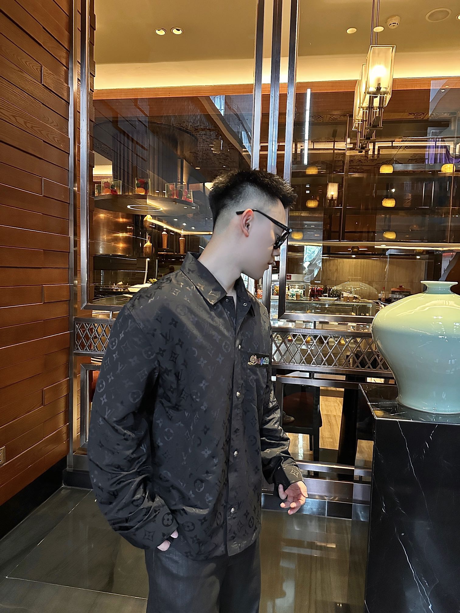 。LOUIS VUITTON 波纹提花夹克式衬衫
定制桑棉天然柔织清韵料 质感上乘 舒适贴肤 以深邃黑色