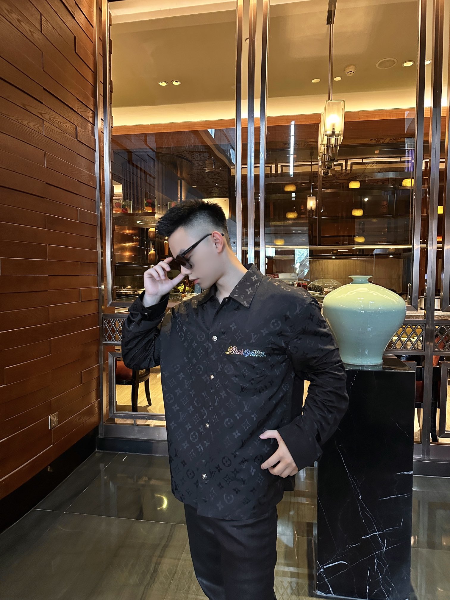 。LOUIS VUITTON 波纹提花夹克式衬衫
定制桑棉天然柔织清韵料 质感上乘 舒适贴肤 以深邃黑色