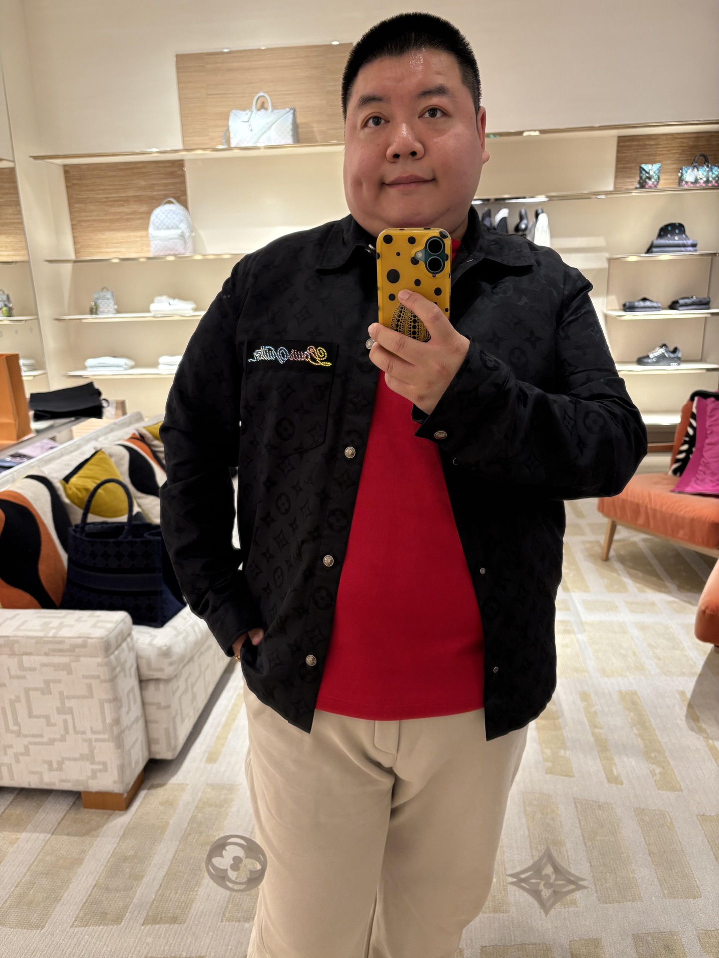 。LOUIS VUITTON 波纹提花夹克式衬衫
定制桑棉天然柔织清韵料 质感上乘 舒适贴肤 以深邃黑色