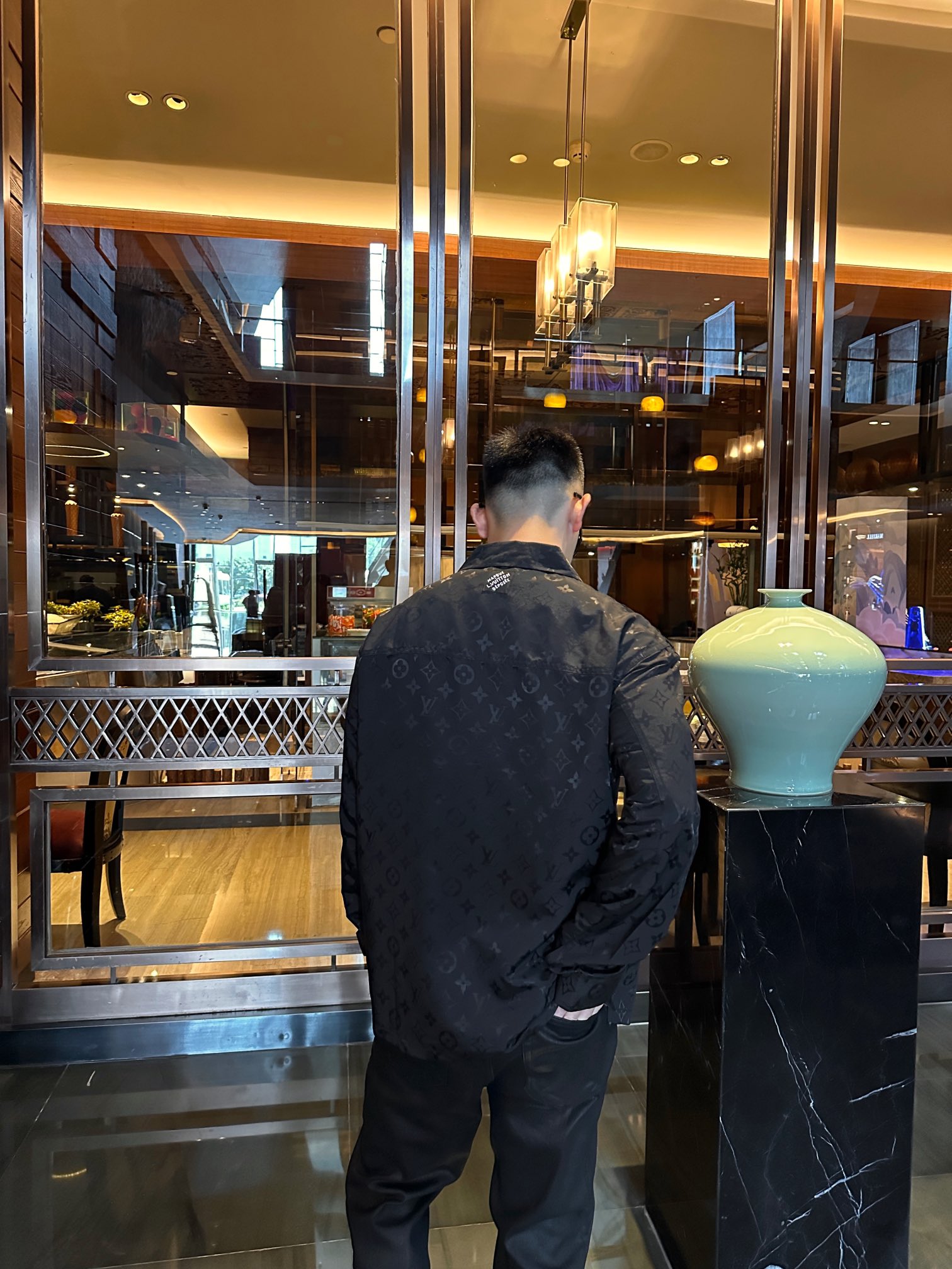 。LOUIS VUITTON 波纹提花夹克式衬衫
定制桑棉天然柔织清韵料 质感上乘 舒适贴肤 以深邃黑色