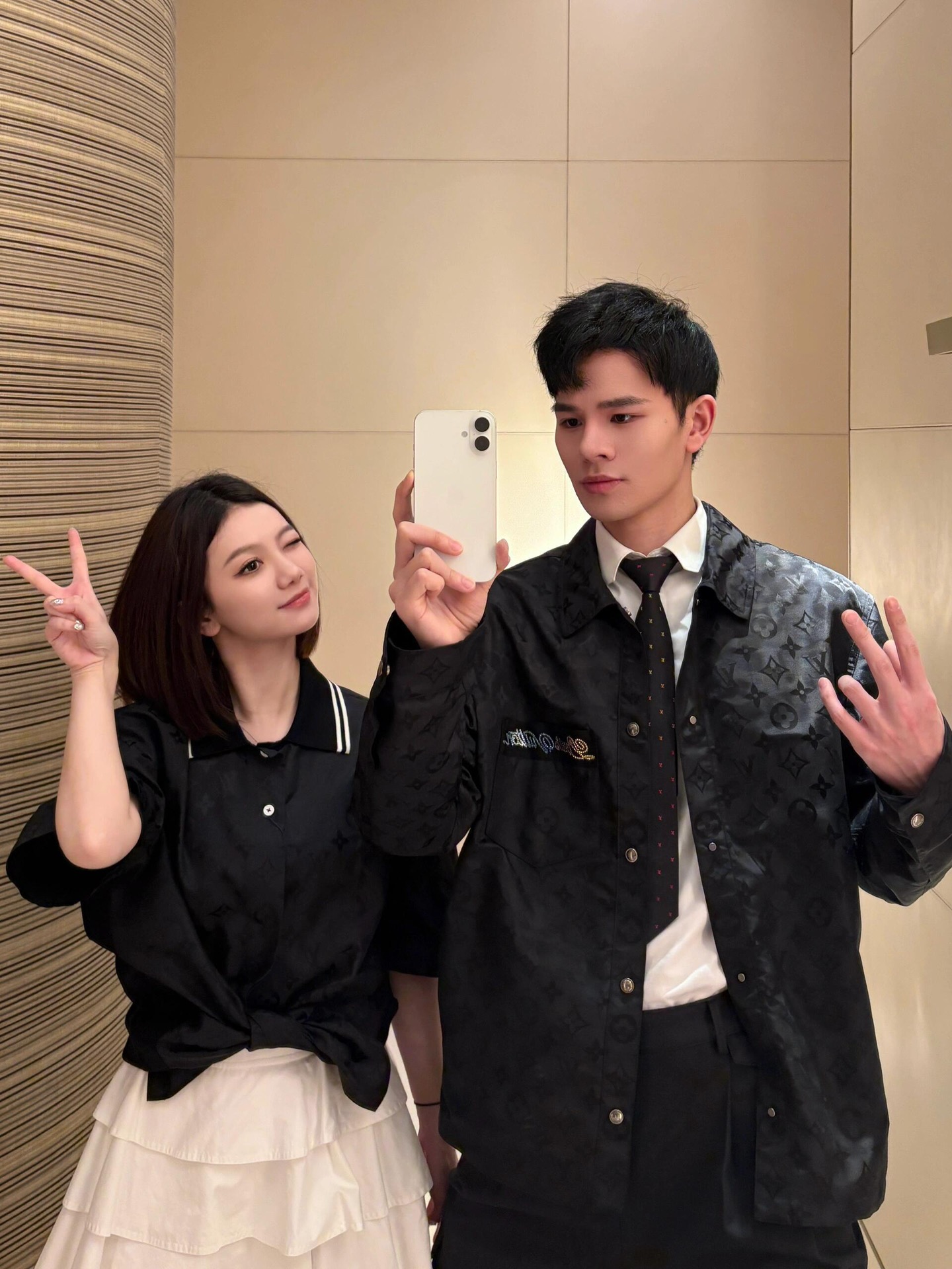 。LOUIS VUITTON 波纹提花夹克式衬衫
定制桑棉天然柔织清韵料 质感上乘 舒适贴肤 以深邃黑色