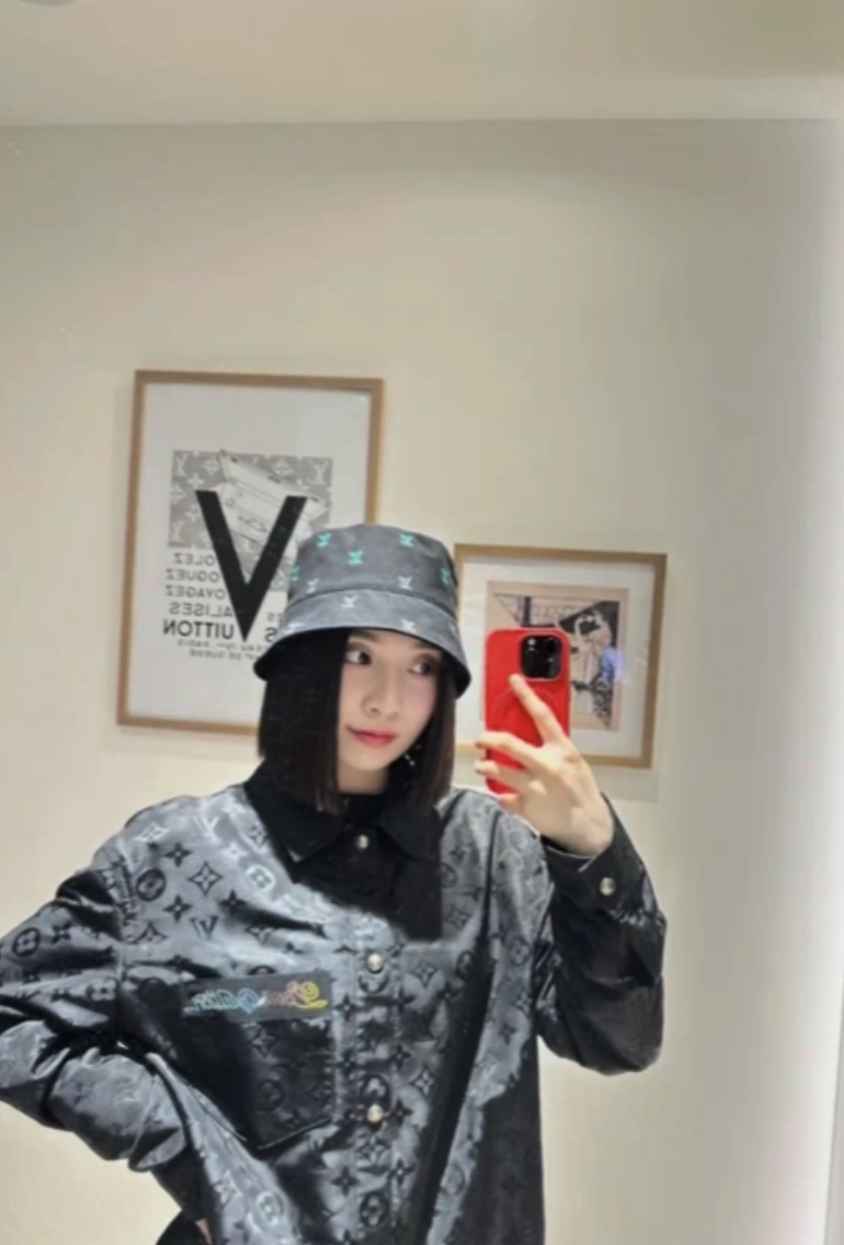 。LOUIS VUITTON 波纹提花夹克式衬衫
定制桑棉天然柔织清韵料 质感上乘 舒适贴肤 以深邃黑色