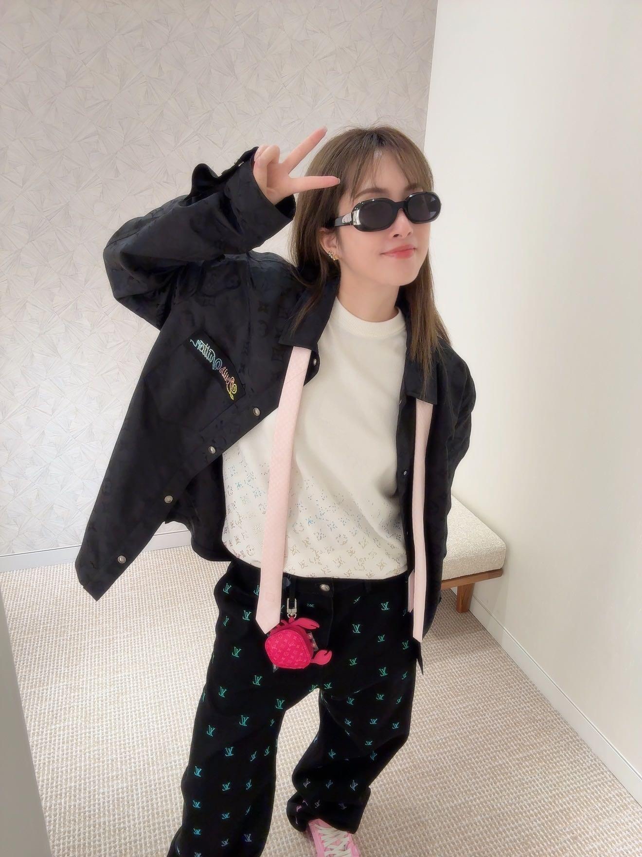 。LOUIS VUITTON 波纹提花夹克式衬衫
定制桑棉天然柔织清韵料 质感上乘 舒适贴肤 以深邃黑色