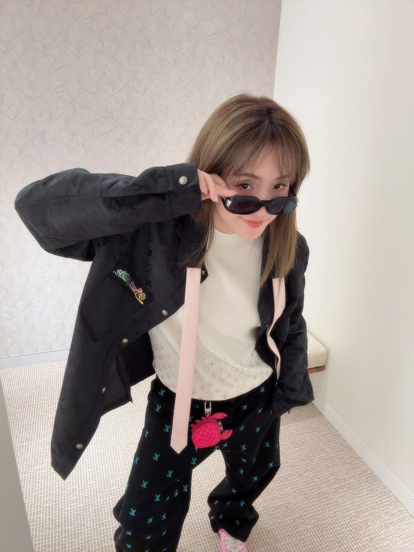 。LOUIS VUITTON 波纹提花夹克式衬衫
定制桑棉天然柔织清韵料 质感上乘 舒适贴肤 以深邃黑色