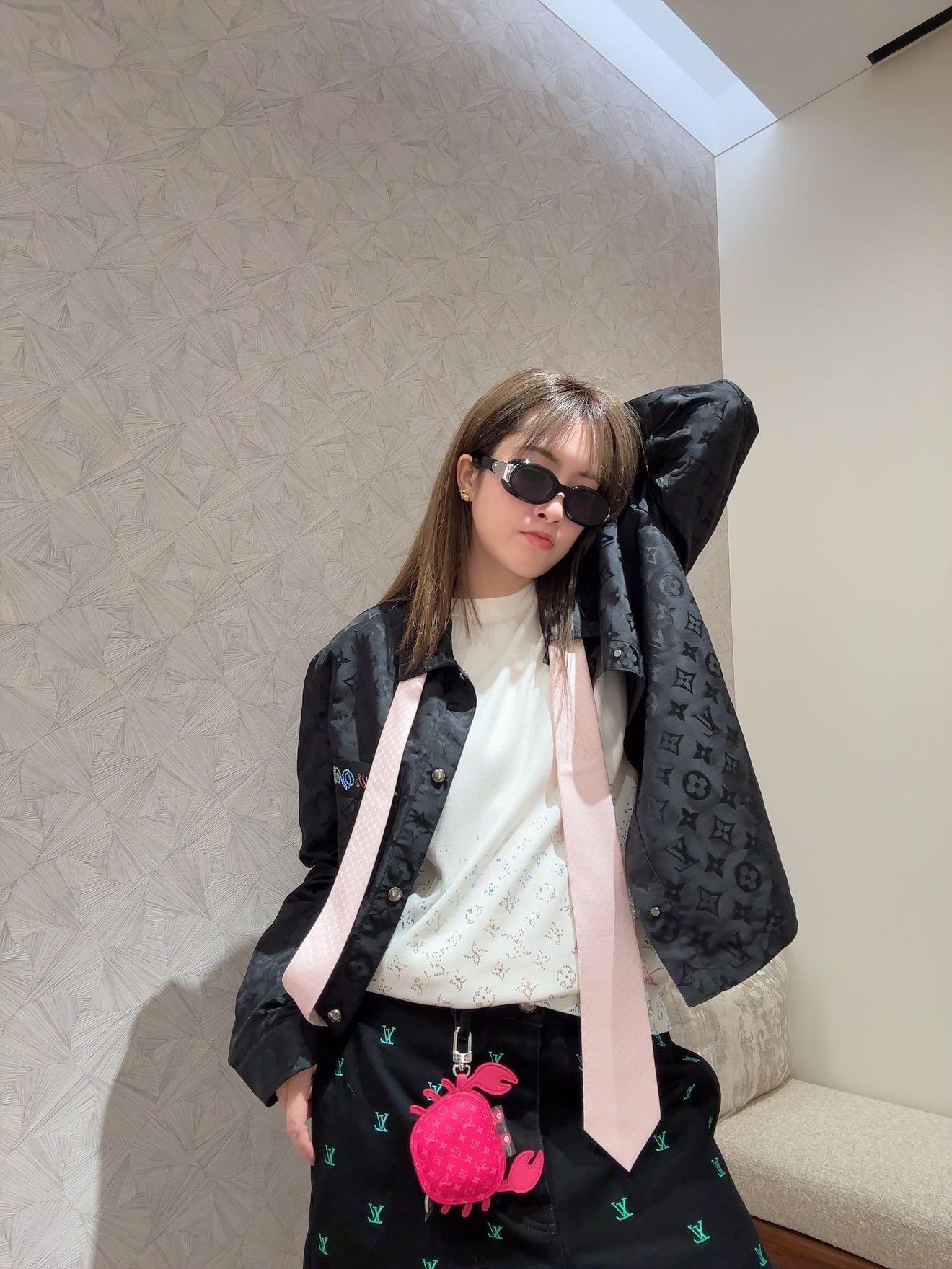 。LOUIS VUITTON 波纹提花夹克式衬衫
定制桑棉天然柔织清韵料 质感上乘 舒适贴肤 以深邃黑色