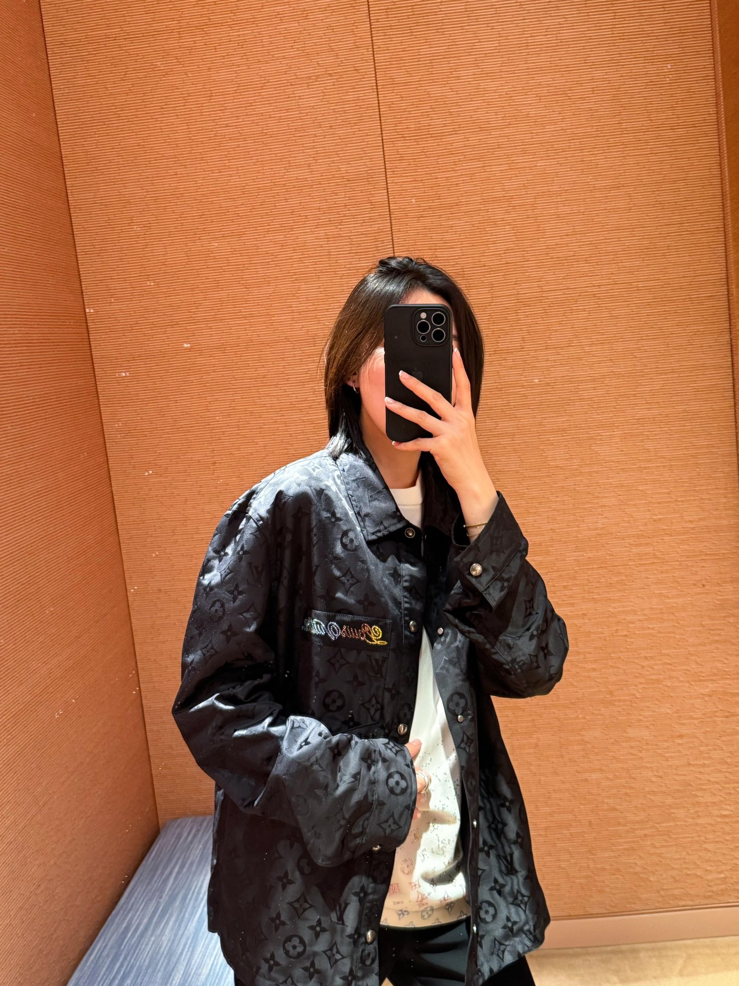 。LOUIS VUITTON 波纹提花夹克式衬衫
定制桑棉天然柔织清韵料 质感上乘 舒适贴肤 以深邃黑色