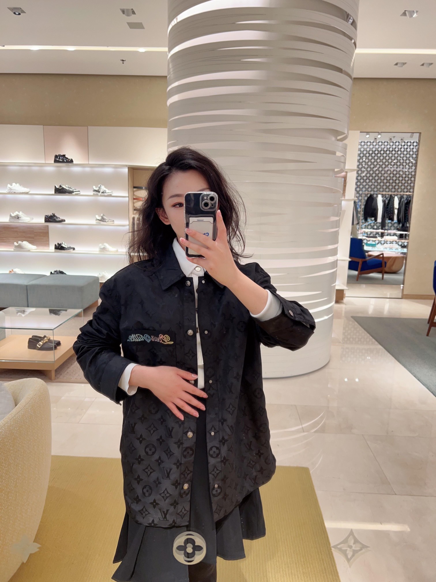 。LOUIS VUITTON 波纹提花夹克式衬衫
定制桑棉天然柔织清韵料 质感上乘 舒适贴肤 以深邃黑色