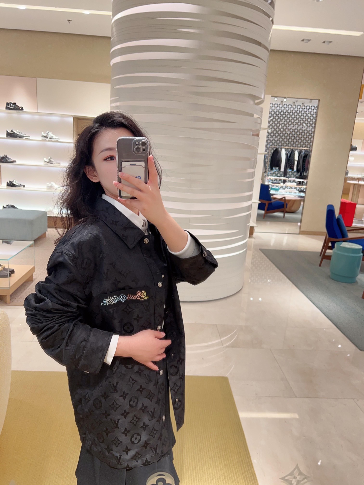 。LOUIS VUITTON 波纹提花夹克式衬衫
定制桑棉天然柔织清韵料 质感上乘 舒适贴肤 以深邃黑色